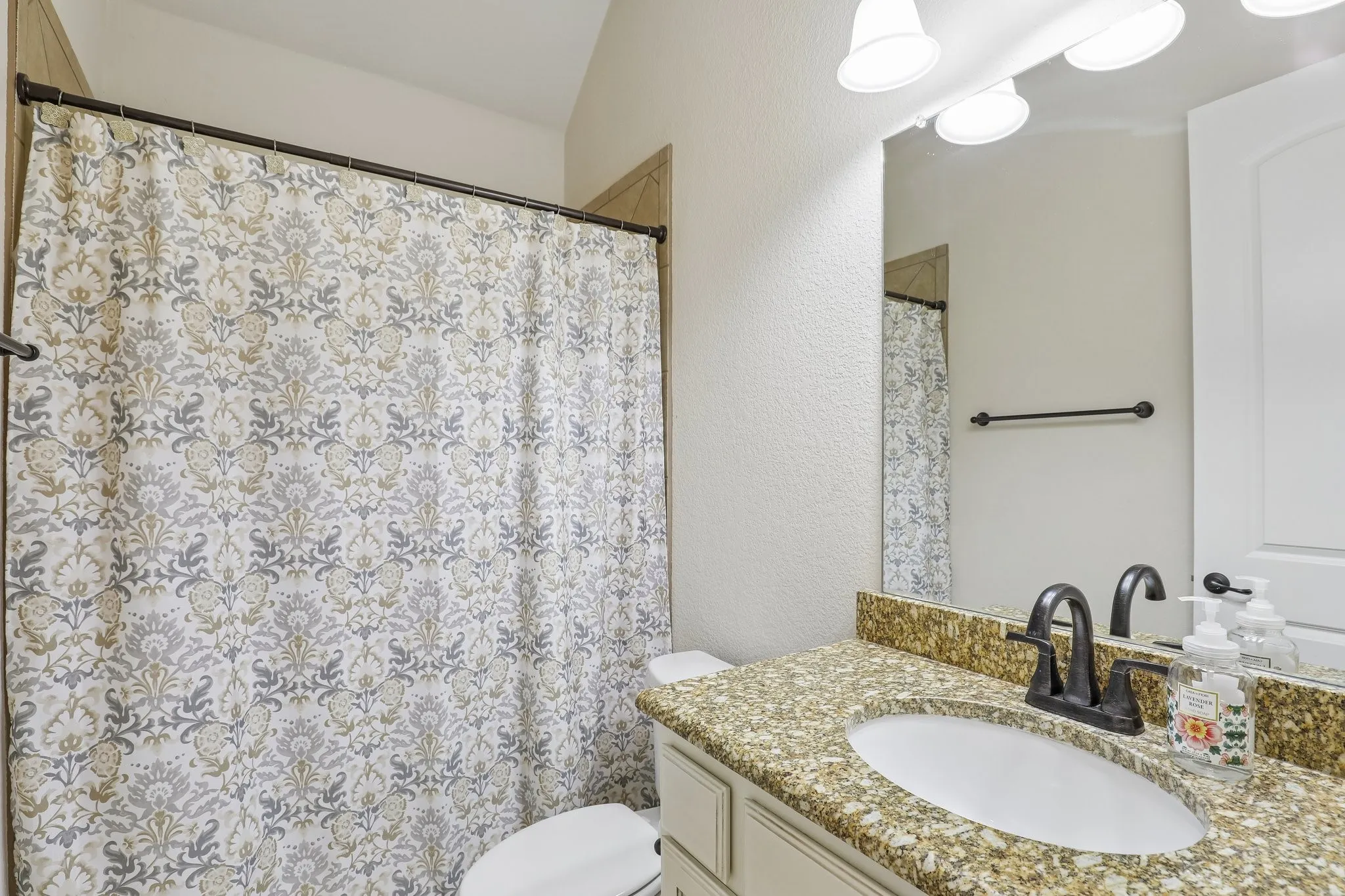 Single Family Residence For Sale in Ellis County , 2810 Fossil Creek Drive, Midlothian, Texas 76065, 4 Bedroom, 3 Bathroom, 3 Garage spaces, 2,708 Sqft, built in 2017, mls#21323179, Real Estate Agent in Midlothian, Homes For Sale in Ellis county, Homes For Sale in Midlothian, Realtor in Midlothian Texas, Real Estate Brokerage Independent Realty Texas, Luminita Cordes Realtor