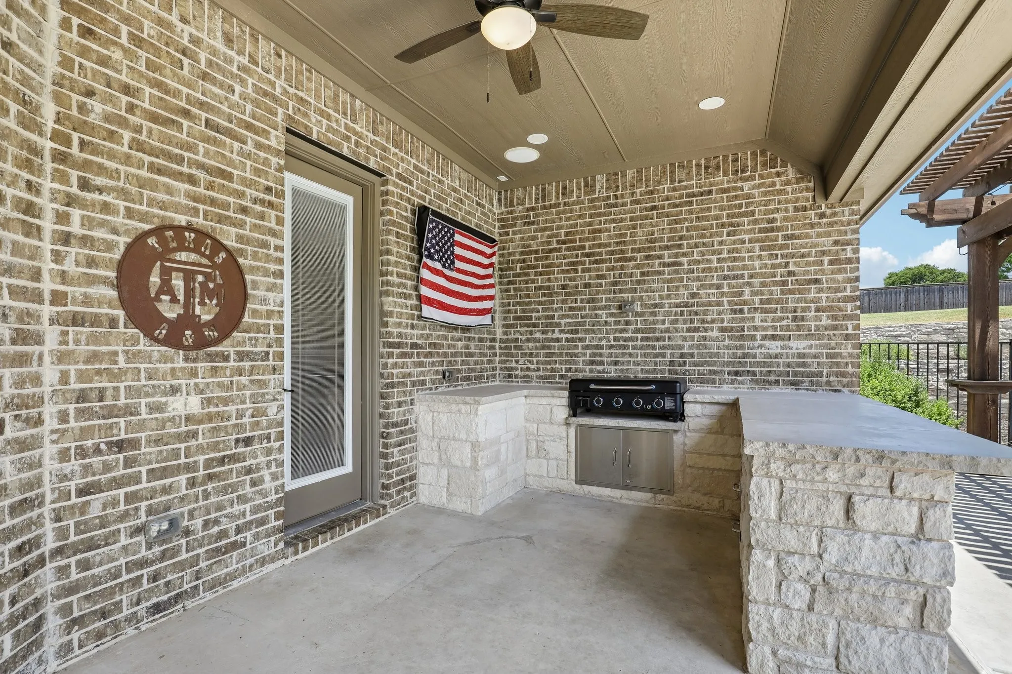 Single Family Residence For Sale in Ellis County , 2810 Fossil Creek Drive, Midlothian, Texas 76065, 4 Bedroom, 3 Bathroom, 3 Garage spaces, 2,708 Sqft, built in 2017, mls#21323179, Real Estate Agent in Midlothian, Homes For Sale in Ellis county, Homes For Sale in Midlothian, Realtor in Midlothian Texas, Real Estate Brokerage Independent Realty Texas, Luminita Cordes Realtor