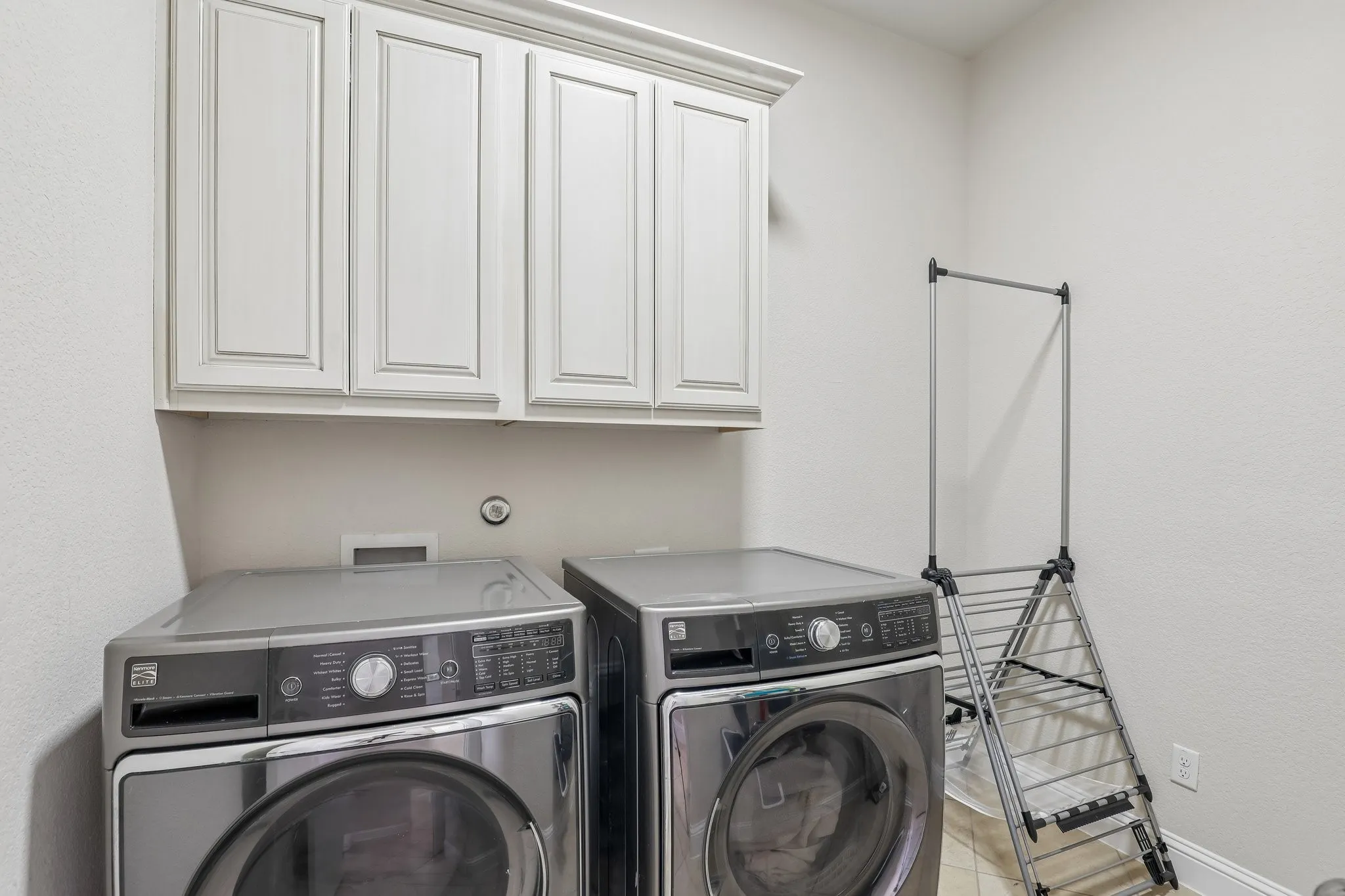 Single Family Residence For Sale in Ellis County , 2810 Fossil Creek Drive, Midlothian, Texas 76065, 4 Bedroom, 3 Bathroom, 3 Garage spaces, 2,708 Sqft, built in 2017, mls#21323179, Real Estate Agent in Midlothian, Homes For Sale in Ellis county, Homes For Sale in Midlothian, Realtor in Midlothian Texas, Real Estate Brokerage Independent Realty Texas, Luminita Cordes Realtor