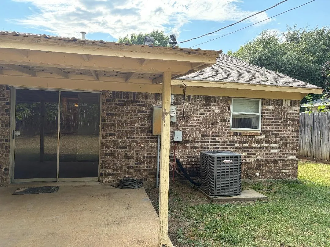 Single Family Residence For Sale in Tarrant County , 6309 Elm Springs Drive, Arlington, Texas 76001, 3 Bedroom, 2 Bathroom, 2 Garage spaces, 1,320 Sqft, built in 1982, mls#21325794, Real Estate Agent in Arlington, Homes For Sale in Tarrant county, Homes For Sale in Arlington, Realtor in Arlington Texas, Real Estate Brokerage Independent Realty Texas, Luminita Cordes Realtor