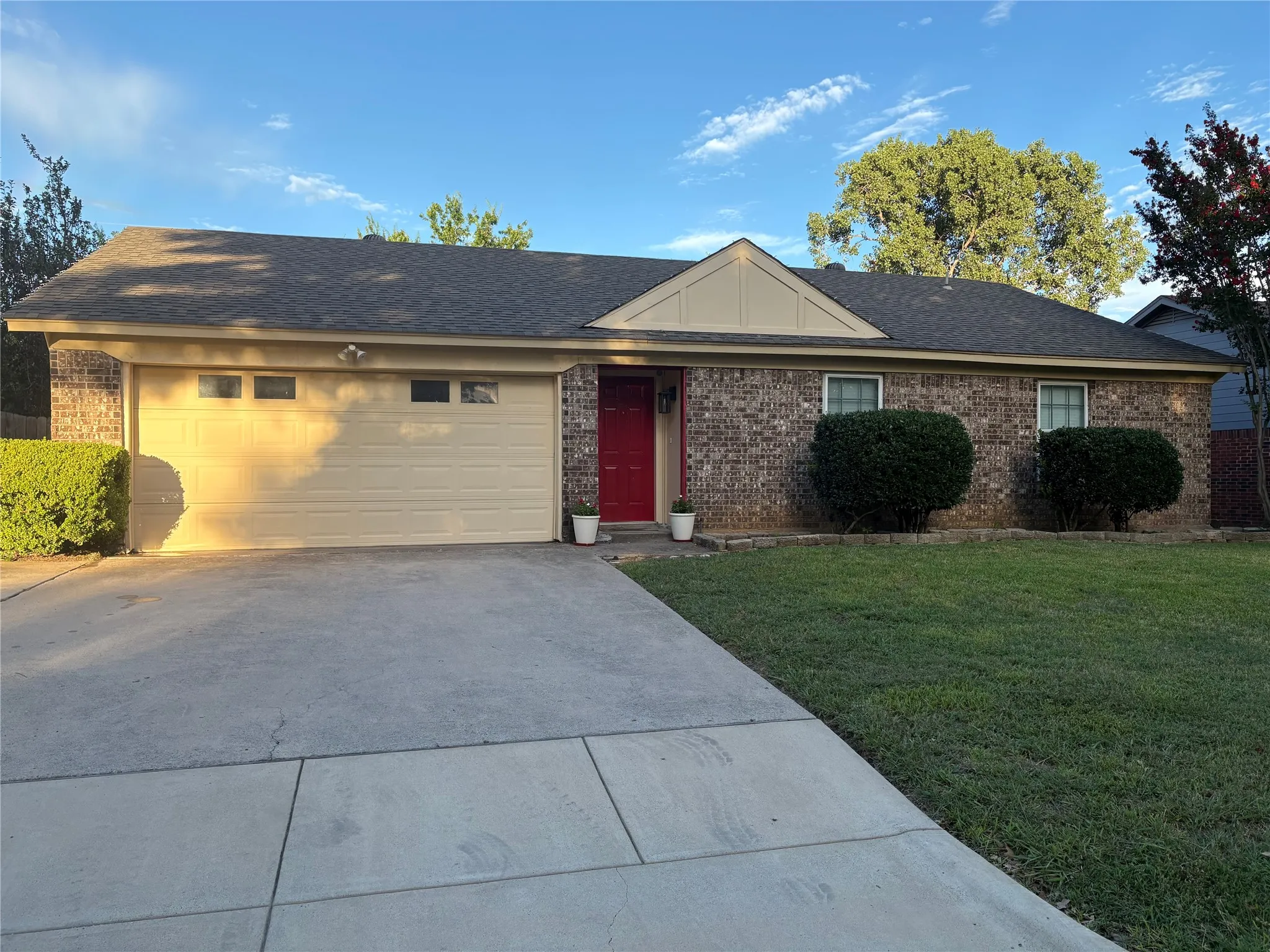 Single Family Residence For Sale in Tarrant County , 6309 Elm Springs Drive, Arlington, Texas 76001, 3 Bedroom, 2 Bathroom, 2 Garage spaces, 1,320 Sqft, built in 1982, mls#21325794, Real Estate Agent in Arlington, Homes For Sale in Tarrant county, Homes For Sale in Arlington, Realtor in Arlington Texas, Real Estate Brokerage Independent Realty Texas, Luminita Cordes Realtor