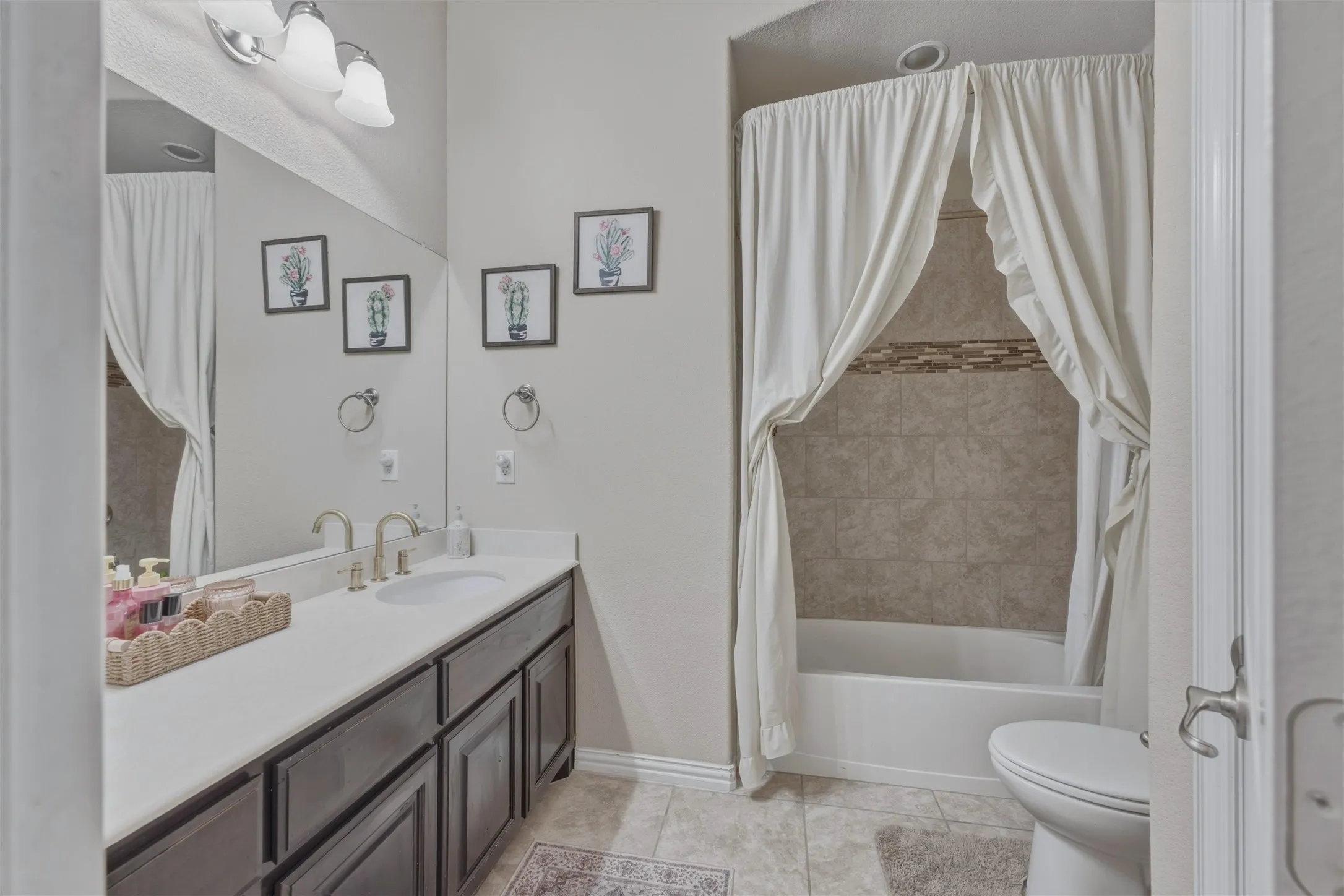 Single Family Residence For Sale in Tarrant County , 2955 Geneva Drive, Grand Prairie, Texas 75054, 4 Bedroom, 3 Bathroom, 2 Garage spaces, 2,400 Sqft, built in 2016, mls#21322462, Real Estate Agent in Grand Prairie, Homes For Sale in Tarrant county, Homes For Sale in Grand Prairie, Realtor in Grand Prairie Texas, Real Estate Brokerage Independent Realty Texas, Luminita Cordes Realtor