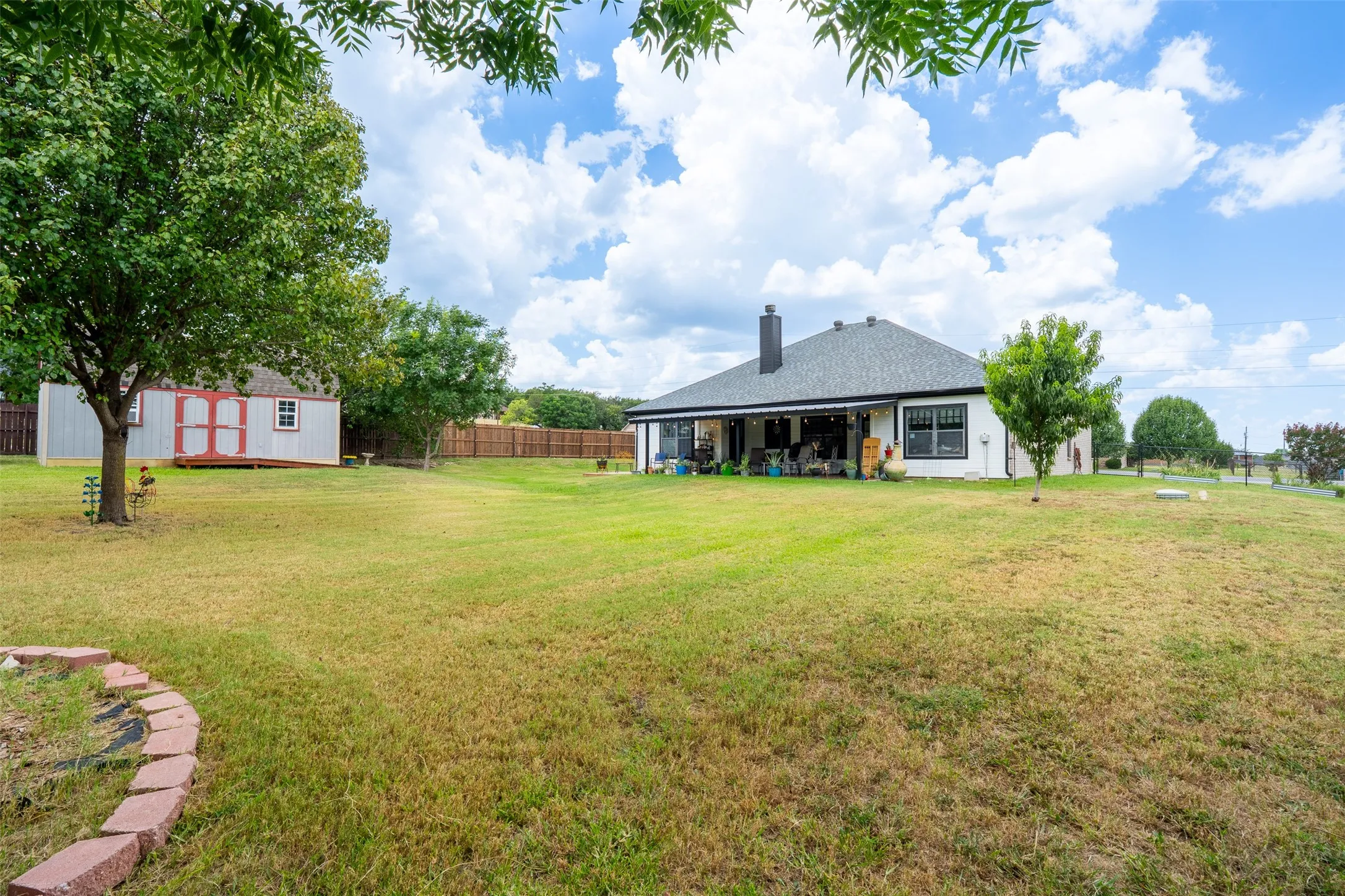 Single Family Residence For Sale in Hood County , 1305 E Apache Trail, Granbury, Texas 76048, 3 Bedroom, 2 Bathroom, 2 Garage spaces, 1,876 Sqft, built in 2009, mls#21325876, Real Estate Agent in Granbury, Homes For Sale in Hood county, Homes For Sale in Granbury, Realtor in Granbury Texas, Real Estate Brokerage Independent Realty Texas, Luminita Cordes Realtor