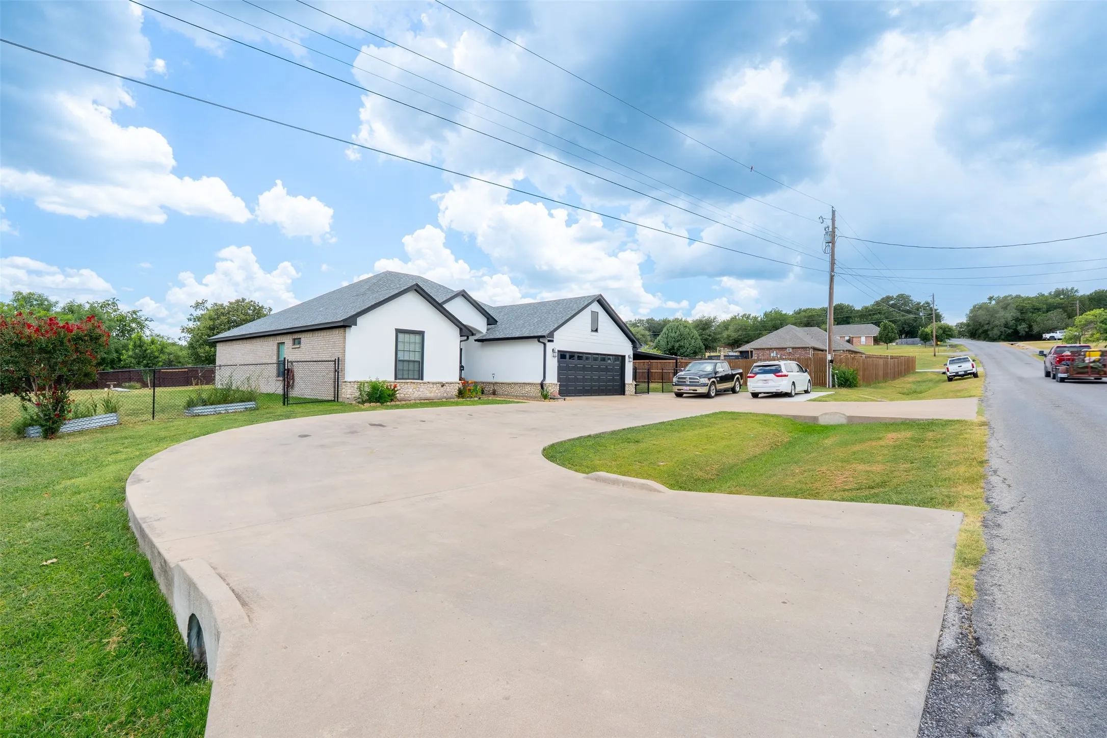 Single Family Residence For Sale in Hood County , 1305 E Apache Trail, Granbury, Texas 76048, 3 Bedroom, 2 Bathroom, 2 Garage spaces, 1,876 Sqft, built in 2009, mls#21325876, Real Estate Agent in Granbury, Homes For Sale in Hood county, Homes For Sale in Granbury, Realtor in Granbury Texas, Real Estate Brokerage Independent Realty Texas, Luminita Cordes Realtor