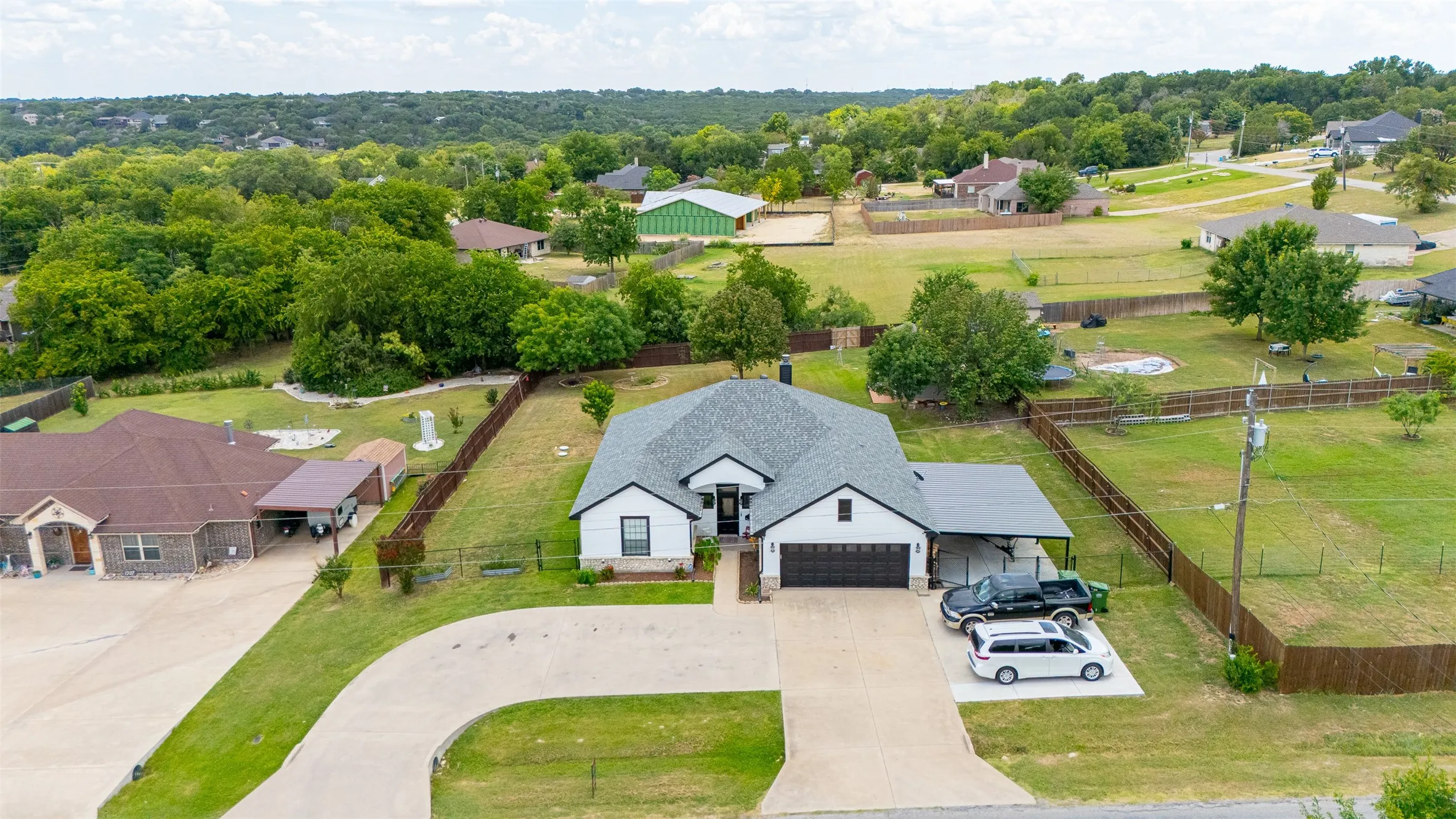 Single Family Residence For Sale in Hood County , 1305 E Apache Trail, Granbury, Texas 76048, 3 Bedroom, 2 Bathroom, 2 Garage spaces, 1,876 Sqft, built in 2009, mls#21325876, Real Estate Agent in Granbury, Homes For Sale in Hood county, Homes For Sale in Granbury, Realtor in Granbury Texas, Real Estate Brokerage Independent Realty Texas, Luminita Cordes Realtor