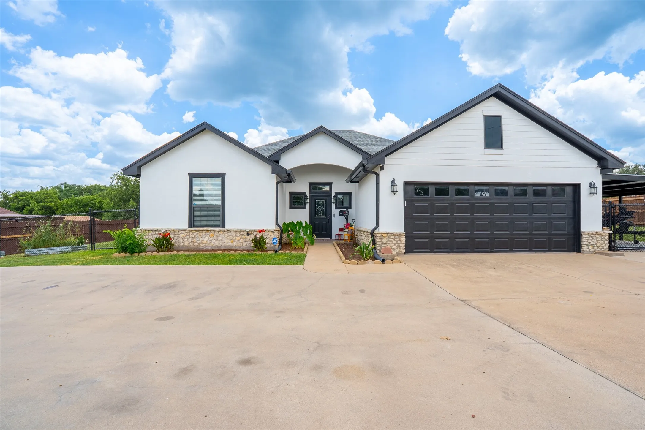 Single Family Residence For Sale in Hood County , 1305 E Apache Trail, Granbury, Texas 76048, 3 Bedroom, 2 Bathroom, 2 Garage spaces, 1,876 Sqft, built in 2009, mls#21325876, Real Estate Agent in Granbury, Homes For Sale in Hood county, Homes For Sale in Granbury, Realtor in Granbury Texas, Real Estate Brokerage Independent Realty Texas, Luminita Cordes Realtor