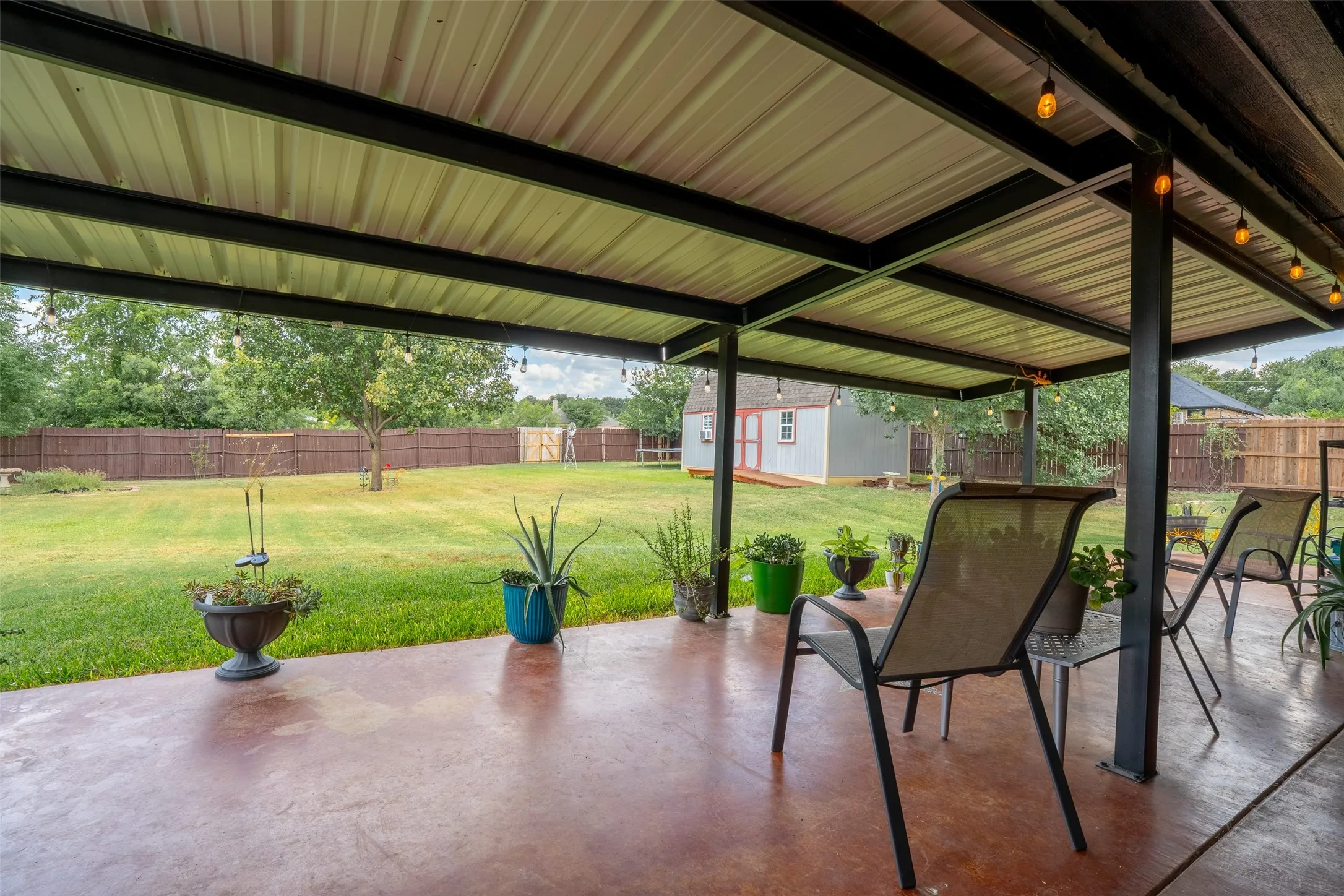 Single Family Residence For Sale in Hood County , 1305 E Apache Trail, Granbury, Texas 76048, 3 Bedroom, 2 Bathroom, 2 Garage spaces, 1,876 Sqft, built in 2009, mls#21325876, Real Estate Agent in Granbury, Homes For Sale in Hood county, Homes For Sale in Granbury, Realtor in Granbury Texas, Real Estate Brokerage Independent Realty Texas, Luminita Cordes Realtor