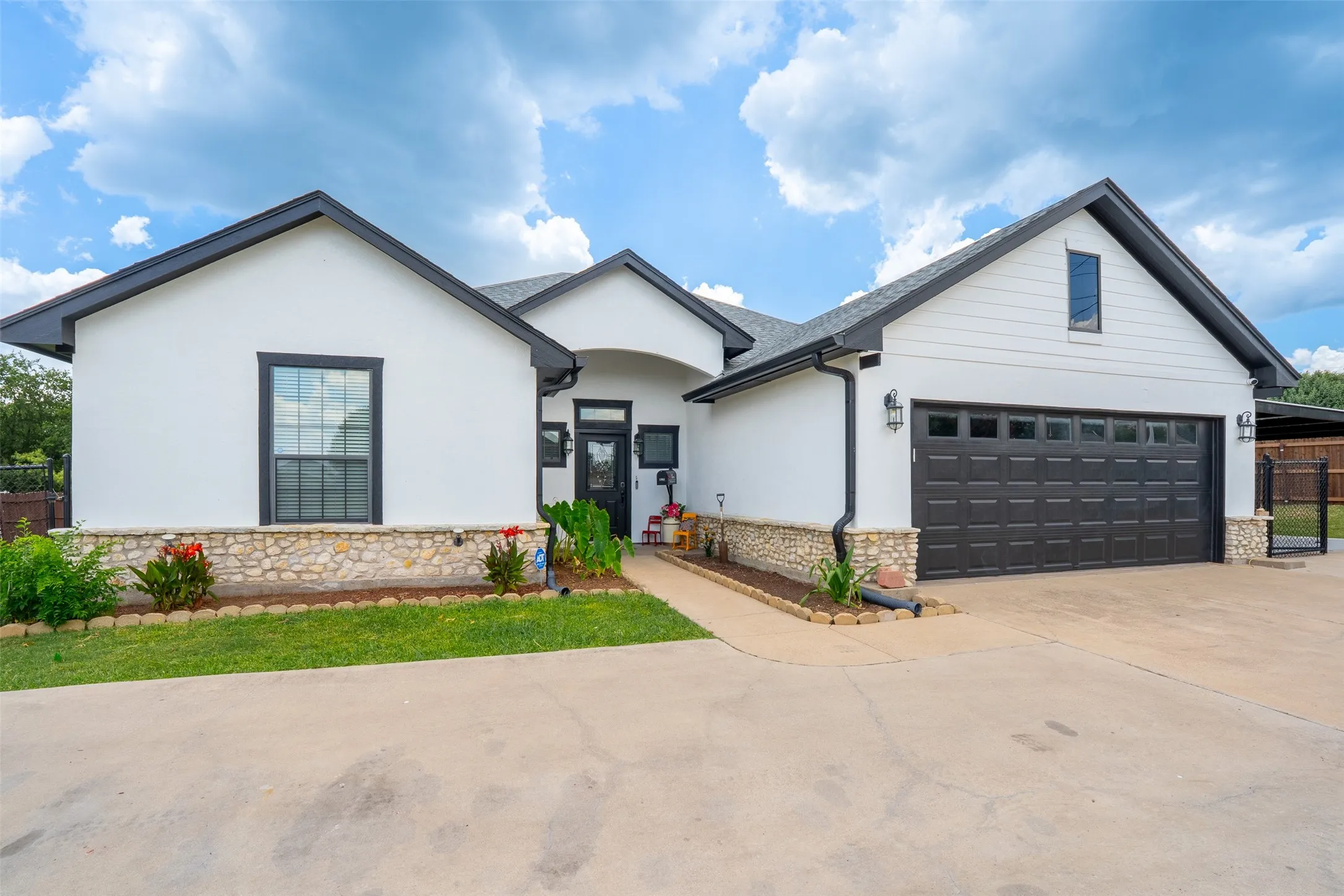 Single Family Residence For Sale in Hood County , 1305 E Apache Trail, Granbury, Texas 76048, 3 Bedroom, 2 Bathroom, 2 Garage spaces, 1,876 Sqft, built in 2009, mls#21325876, Real Estate Agent in Granbury, Homes For Sale in Hood county, Homes For Sale in Granbury, Realtor in Granbury Texas, Real Estate Brokerage Independent Realty Texas, Luminita Cordes Realtor