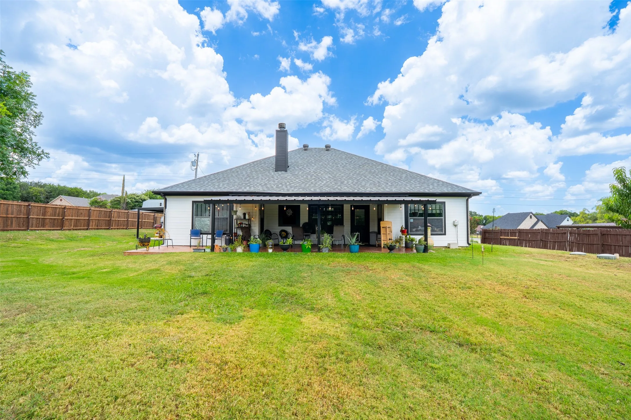 Single Family Residence For Sale in Hood County , 1305 E Apache Trail, Granbury, Texas 76048, 3 Bedroom, 2 Bathroom, 2 Garage spaces, 1,876 Sqft, built in 2009, mls#21325876, Real Estate Agent in Granbury, Homes For Sale in Hood county, Homes For Sale in Granbury, Realtor in Granbury Texas, Real Estate Brokerage Independent Realty Texas, Luminita Cordes Realtor