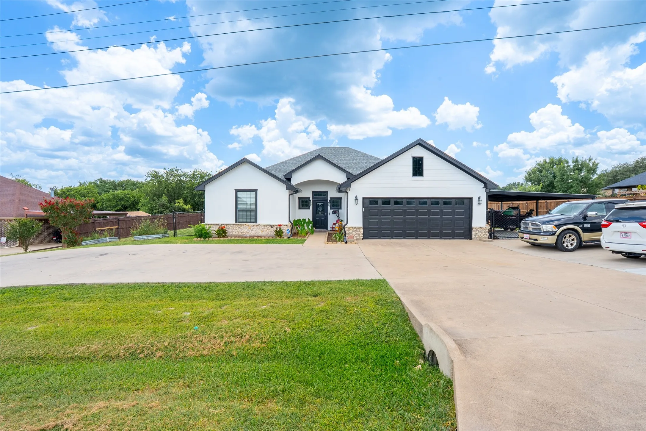 Single Family Residence For Sale in Hood County , 1305 E Apache Trail, Granbury, Texas 76048, 3 Bedroom, 2 Bathroom, 2 Garage spaces, 1,876 Sqft, built in 2009, mls#21325876, Real Estate Agent in Granbury, Homes For Sale in Hood county, Homes For Sale in Granbury, Realtor in Granbury Texas, Real Estate Brokerage Independent Realty Texas, Luminita Cordes Realtor