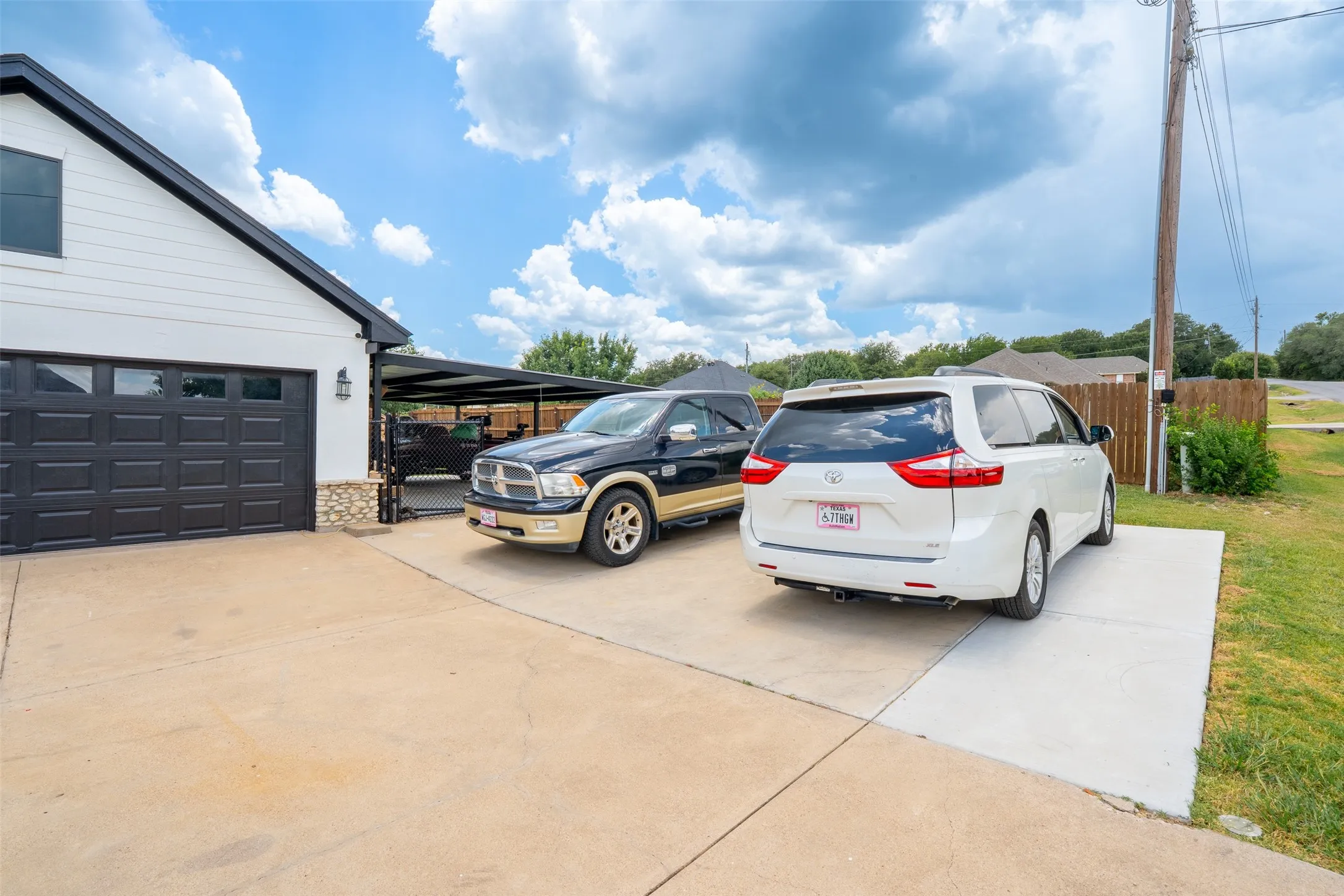 Single Family Residence For Sale in Hood County , 1305 E Apache Trail, Granbury, Texas 76048, 3 Bedroom, 2 Bathroom, 2 Garage spaces, 1,876 Sqft, built in 2009, mls#21325876, Real Estate Agent in Granbury, Homes For Sale in Hood county, Homes For Sale in Granbury, Realtor in Granbury Texas, Real Estate Brokerage Independent Realty Texas, Luminita Cordes Realtor