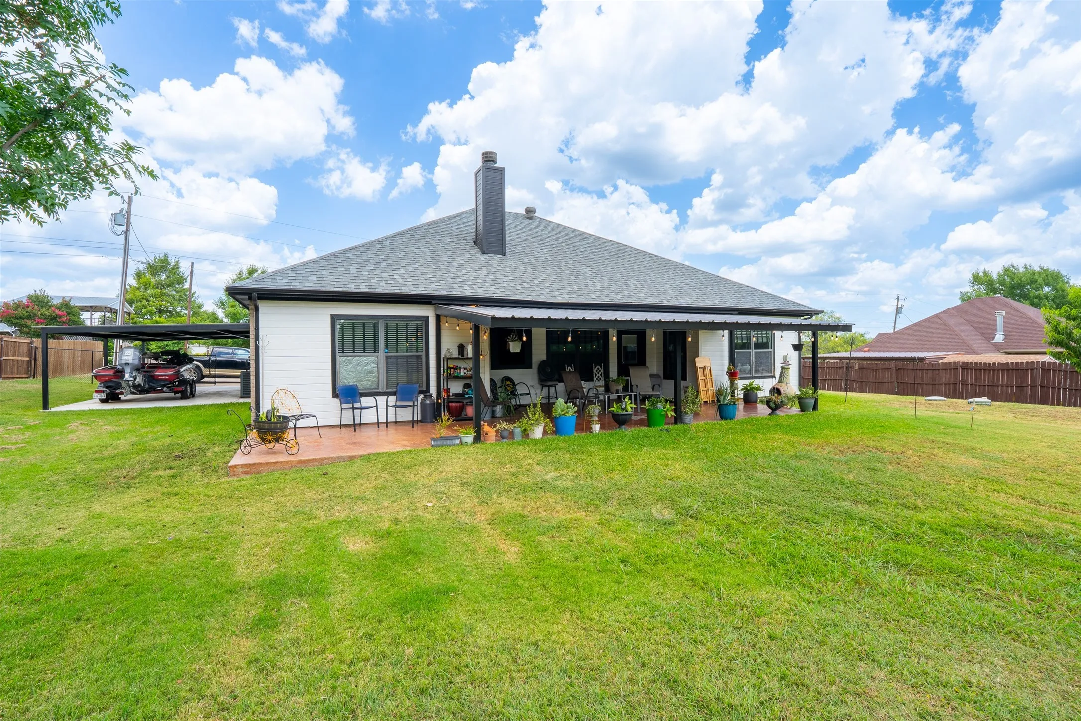 Single Family Residence For Sale in Hood County , 1305 E Apache Trail, Granbury, Texas 76048, 3 Bedroom, 2 Bathroom, 2 Garage spaces, 1,876 Sqft, built in 2009, mls#21325876, Real Estate Agent in Granbury, Homes For Sale in Hood county, Homes For Sale in Granbury, Realtor in Granbury Texas, Real Estate Brokerage Independent Realty Texas, Luminita Cordes Realtor