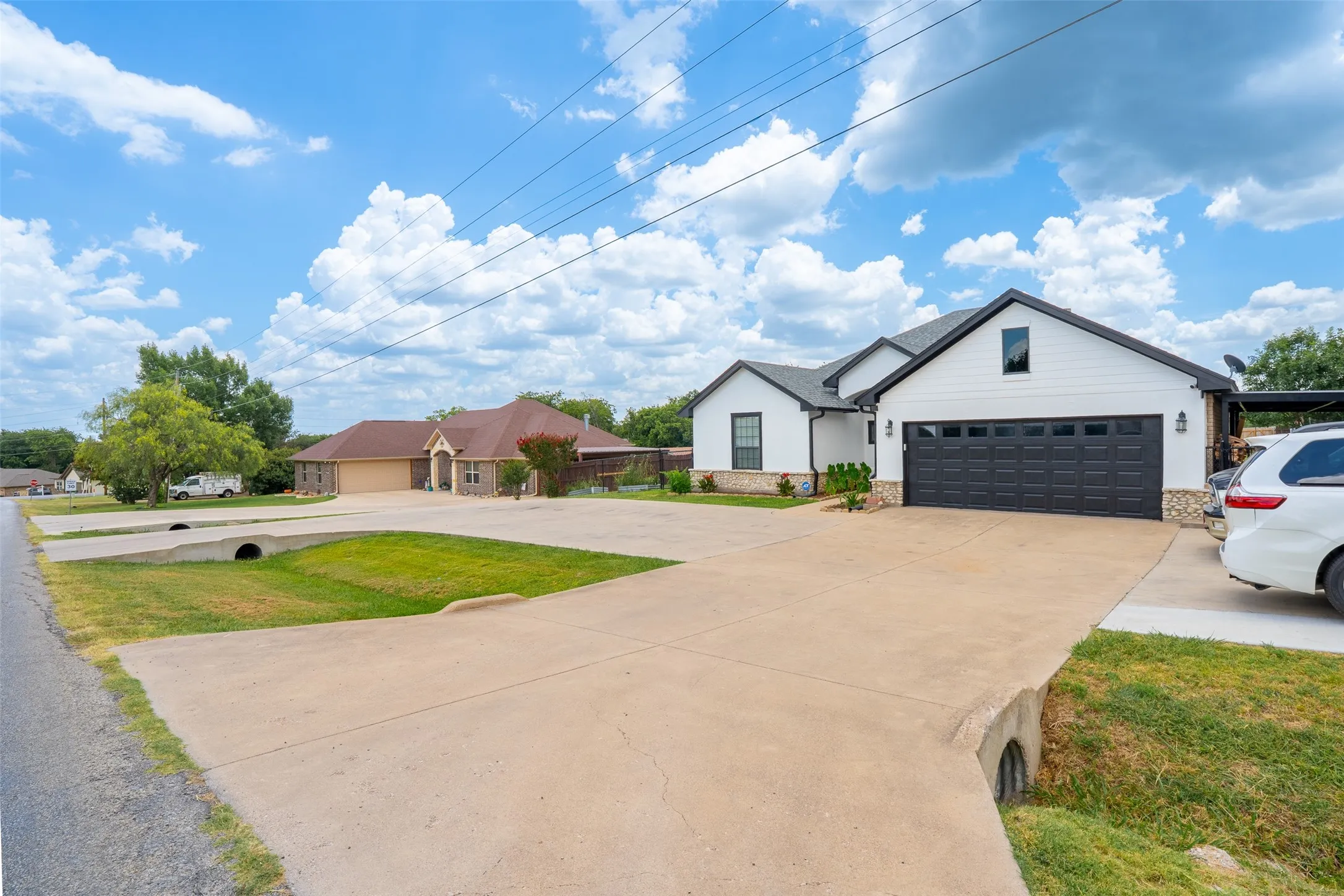 Single Family Residence For Sale in Hood County , 1305 E Apache Trail, Granbury, Texas 76048, 3 Bedroom, 2 Bathroom, 2 Garage spaces, 1,876 Sqft, built in 2009, mls#21325876, Real Estate Agent in Granbury, Homes For Sale in Hood county, Homes For Sale in Granbury, Realtor in Granbury Texas, Real Estate Brokerage Independent Realty Texas, Luminita Cordes Realtor