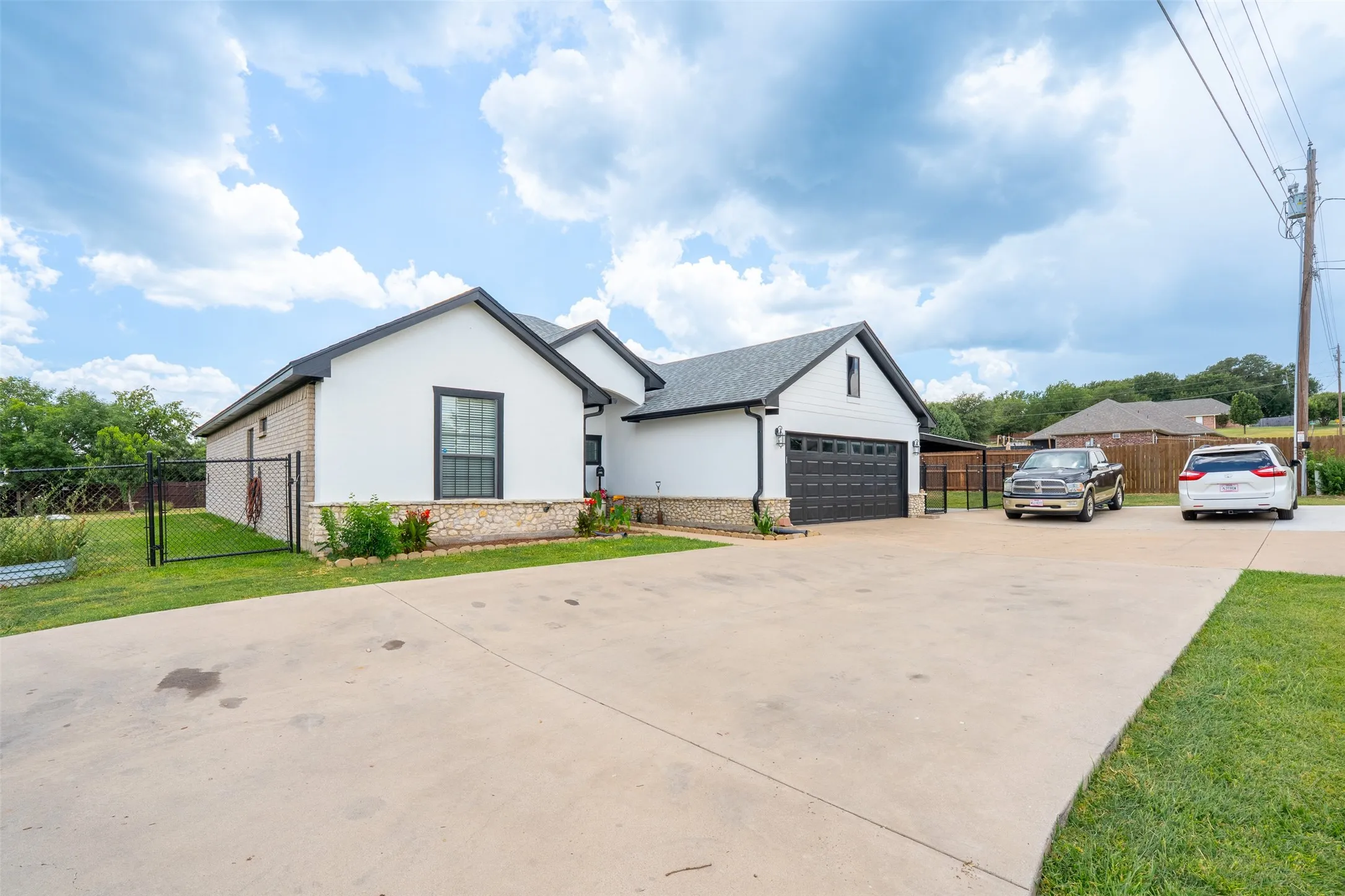 Single Family Residence For Sale in Hood County , 1305 E Apache Trail, Granbury, Texas 76048, 3 Bedroom, 2 Bathroom, 2 Garage spaces, 1,876 Sqft, built in 2009, mls#21325876, Real Estate Agent in Granbury, Homes For Sale in Hood county, Homes For Sale in Granbury, Realtor in Granbury Texas, Real Estate Brokerage Independent Realty Texas, Luminita Cordes Realtor