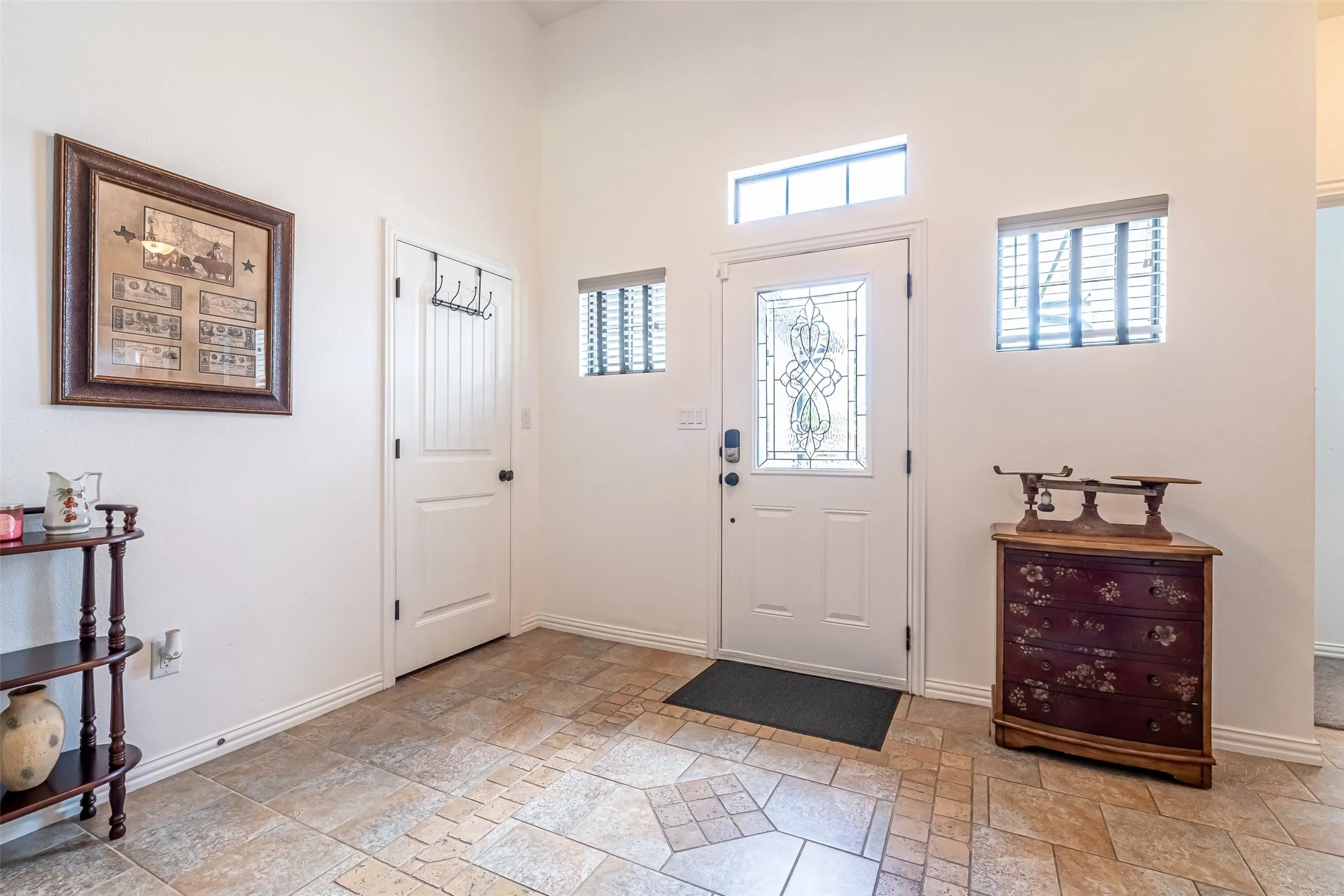 Single Family Residence For Sale in Hood County , 1305 E Apache Trail, Granbury, Texas 76048, 3 Bedroom, 2 Bathroom, 2 Garage spaces, 1,876 Sqft, built in 2009, mls#21325876, Real Estate Agent in Granbury, Homes For Sale in Hood county, Homes For Sale in Granbury, Realtor in Granbury Texas, Real Estate Brokerage Independent Realty Texas, Luminita Cordes Realtor