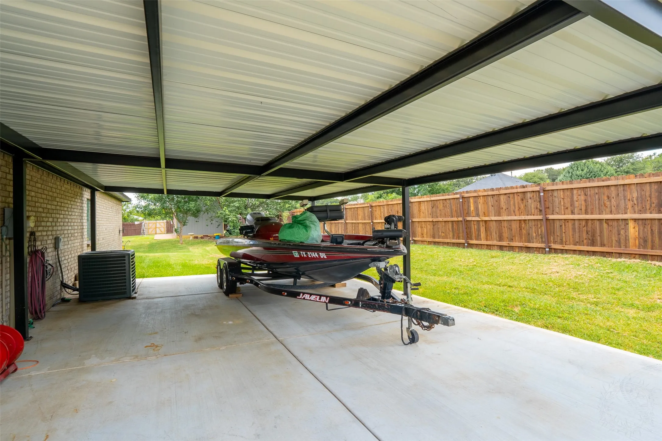 Single Family Residence For Sale in Hood County , 1305 E Apache Trail, Granbury, Texas 76048, 3 Bedroom, 2 Bathroom, 2 Garage spaces, 1,876 Sqft, built in 2009, mls#21325876, Real Estate Agent in Granbury, Homes For Sale in Hood county, Homes For Sale in Granbury, Realtor in Granbury Texas, Real Estate Brokerage Independent Realty Texas, Luminita Cordes Realtor