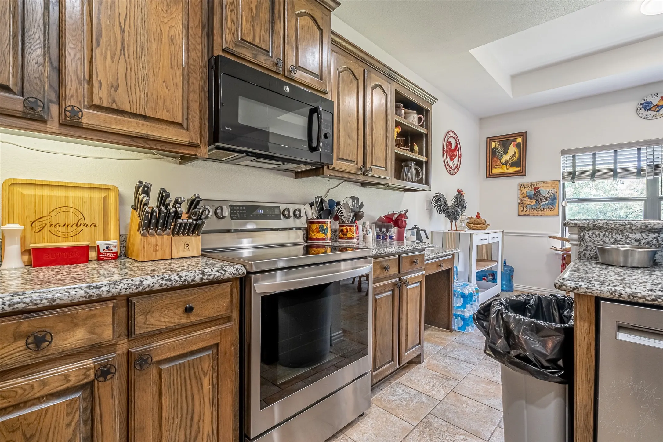 Single Family Residence For Sale in Hood County , 1305 E Apache Trail, Granbury, Texas 76048, 3 Bedroom, 2 Bathroom, 2 Garage spaces, 1,876 Sqft, built in 2009, mls#21325876, Real Estate Agent in Granbury, Homes For Sale in Hood county, Homes For Sale in Granbury, Realtor in Granbury Texas, Real Estate Brokerage Independent Realty Texas, Luminita Cordes Realtor