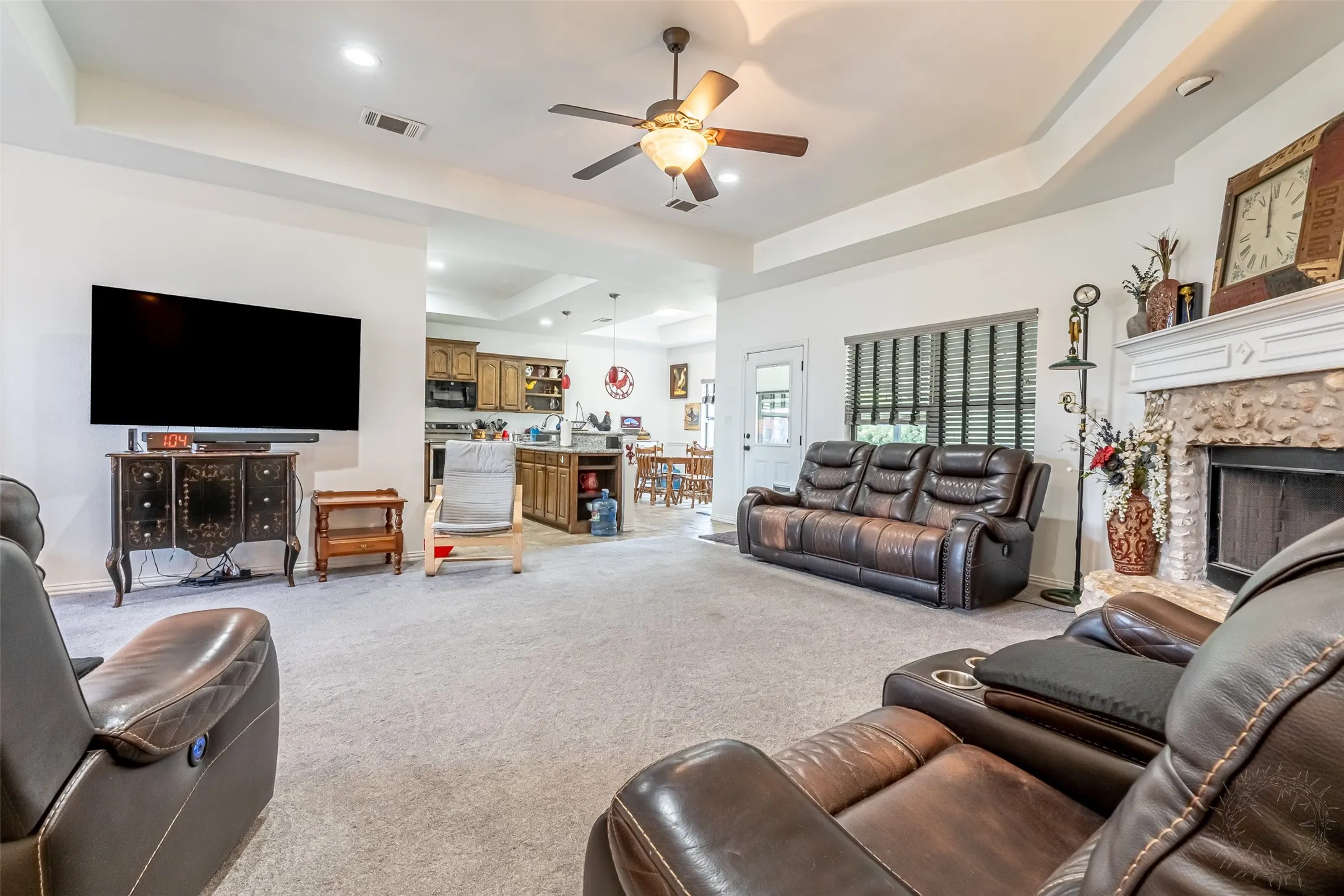 Single Family Residence For Sale in Hood County , 1305 E Apache Trail, Granbury, Texas 76048, 3 Bedroom, 2 Bathroom, 2 Garage spaces, 1,876 Sqft, built in 2009, mls#21325876, Real Estate Agent in Granbury, Homes For Sale in Hood county, Homes For Sale in Granbury, Realtor in Granbury Texas, Real Estate Brokerage Independent Realty Texas, Luminita Cordes Realtor