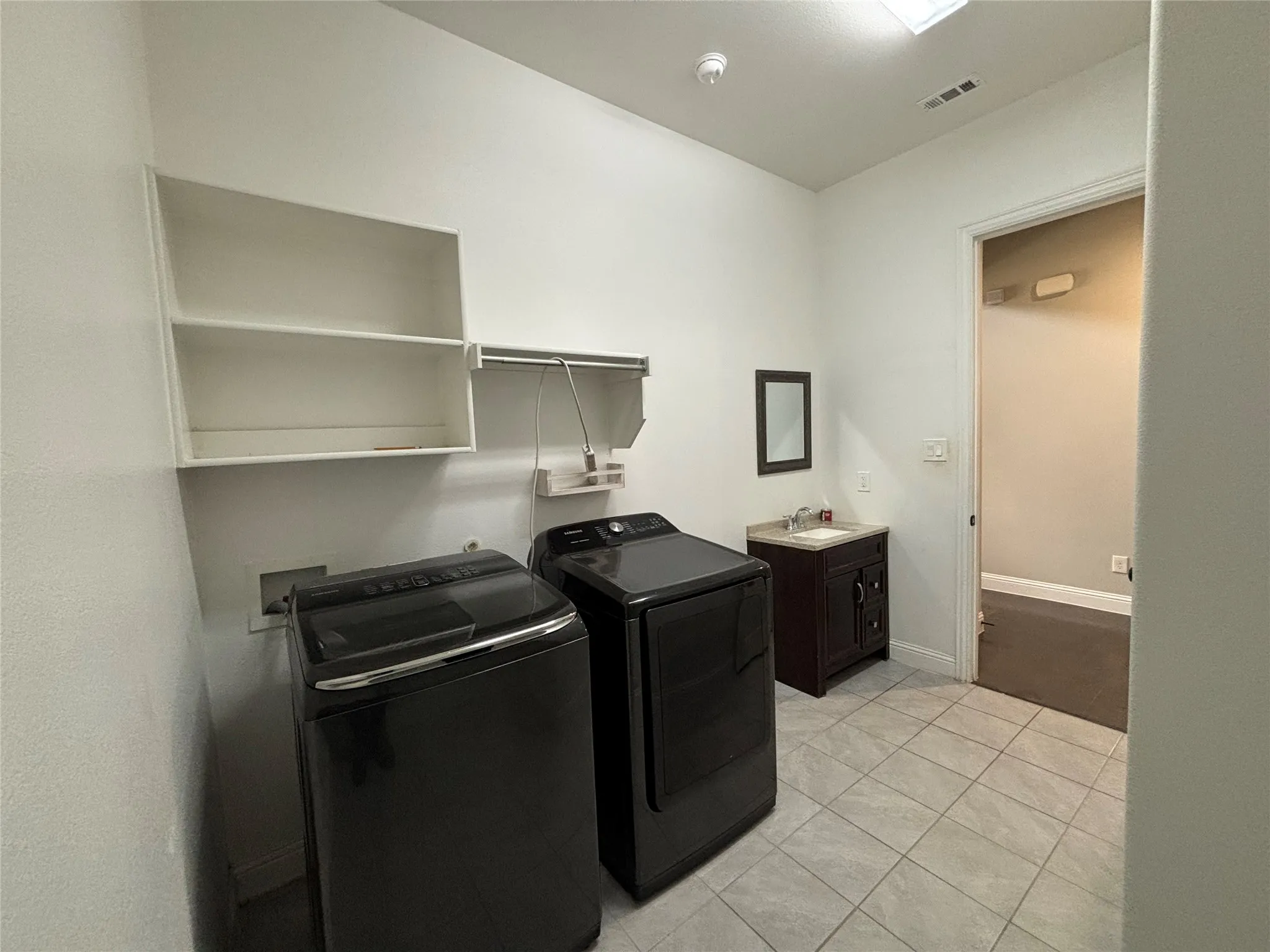 Single Family Residence For Sale in Dallas County , 3421 Poinsettia Way, Irving, Texas 75038, 4 Bedrooms, 3 Bathrooms, 2 Garage spaces, 2,820 Sqft, built in 2017, Price $699,900, mls#21325861, Real Estate Agent in Irving, Homes For Sale in Dallas county, Homes For Sale in Irving, Realtor in Irving Texas, Real Estate Brokerage Independent Realty Texas, Luminita Cordes Realtor