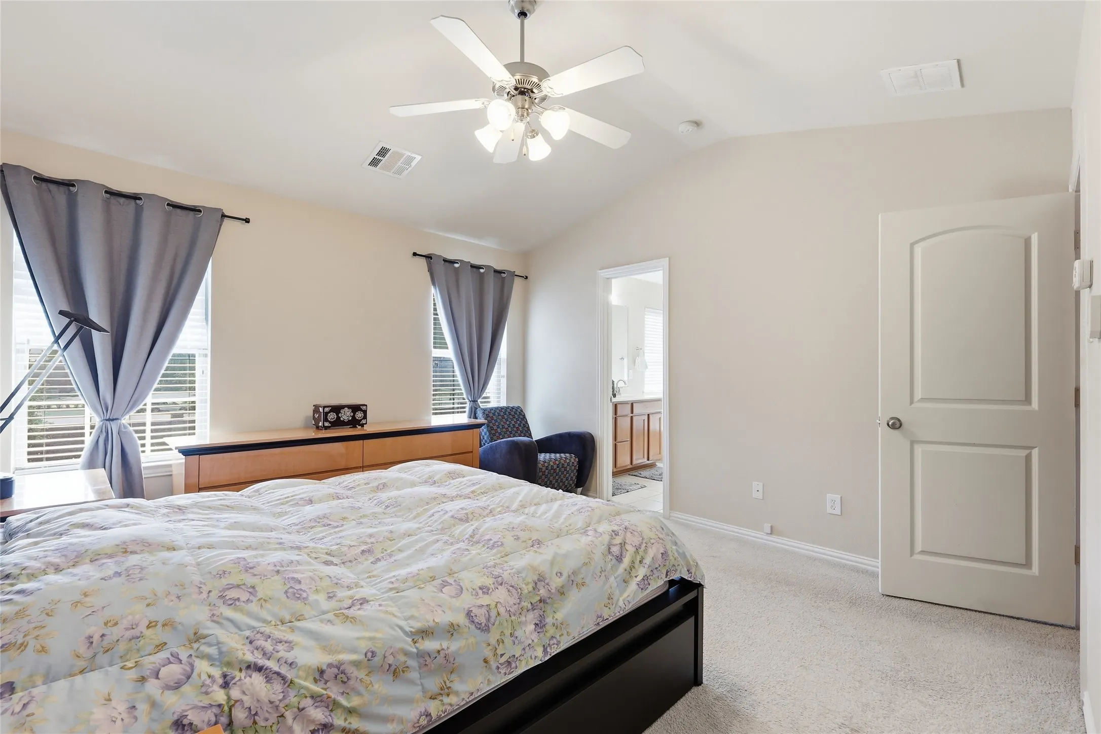 Townhouse For Sale in Dallas County , 1431 Chase Lane, Irving, Texas 75063, 3 Bedroom, 3 Bathroom, 2 Garage spaces, 2,319 Sqft, built in 2005, mls#21325169, Real Estate Agent in Irving, Homes For Sale in Dallas county, Homes For Sale in Irving, Realtor in Irving Texas, Real Estate Brokerage Independent Realty Texas, Luminita Cordes Realtor