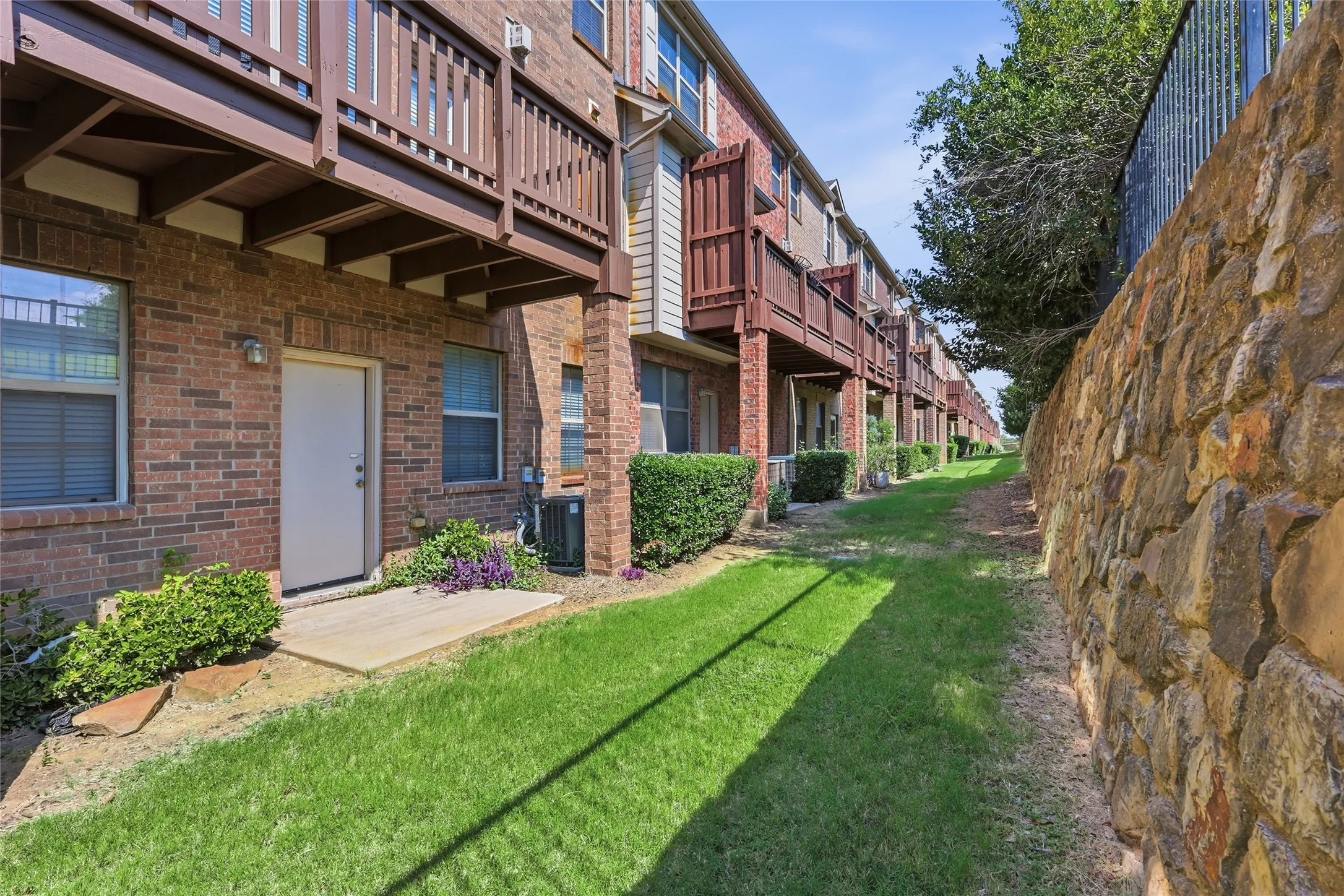 Townhouse For Sale in Dallas County , 1431 Chase Lane, Irving, Texas 75063, 3 Bedroom, 3 Bathroom, 2 Garage spaces, 2,319 Sqft, built in 2005, mls#21325169, Real Estate Agent in Irving, Homes For Sale in Dallas county, Homes For Sale in Irving, Realtor in Irving Texas, Real Estate Brokerage Independent Realty Texas, Luminita Cordes Realtor