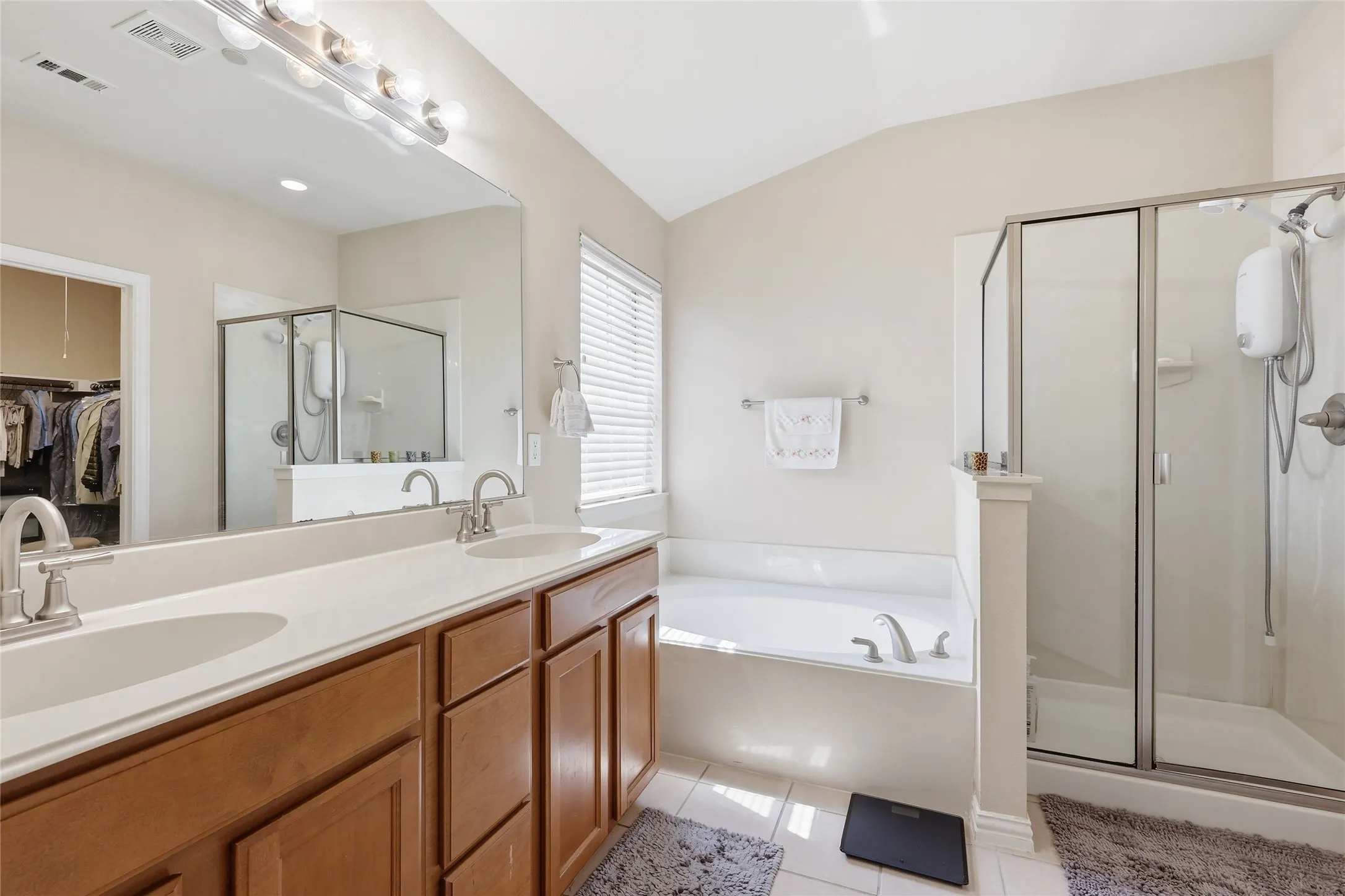 Townhouse For Sale in Dallas County , 1431 Chase Lane, Irving, Texas 75063, 3 Bedroom, 3 Bathroom, 2 Garage spaces, 2,319 Sqft, built in 2005, mls#21325169, Real Estate Agent in Irving, Homes For Sale in Dallas county, Homes For Sale in Irving, Realtor in Irving Texas, Real Estate Brokerage Independent Realty Texas, Luminita Cordes Realtor