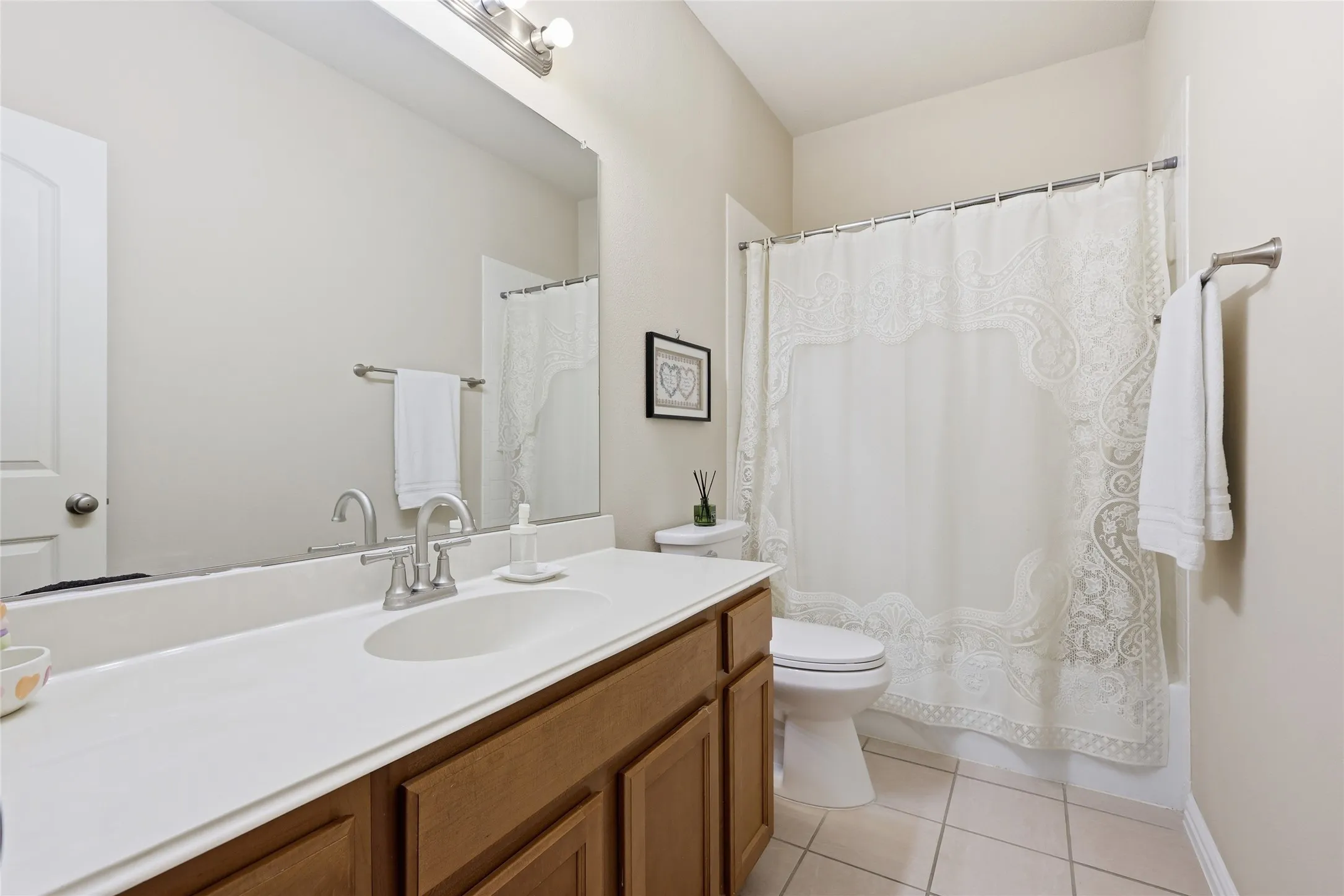 Townhouse For Sale in Dallas County , 1431 Chase Lane, Irving, Texas 75063, 3 Bedroom, 3 Bathroom, 2 Garage spaces, 2,319 Sqft, built in 2005, mls#21325169, Real Estate Agent in Irving, Homes For Sale in Dallas county, Homes For Sale in Irving, Realtor in Irving Texas, Real Estate Brokerage Independent Realty Texas, Luminita Cordes Realtor