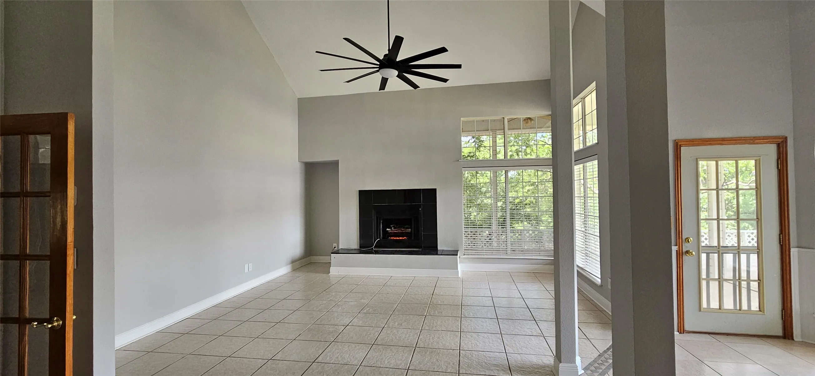 Single Family Residence For Rent in Cooke County , 137 Oakview Road, Gainesville, Texas 76240, 4 Bedroom, 4 Bathroom, 3 Garage spaces, 4,152 Sqft, built in 2001, mls#21325912, Real Estate Agent in Gainesville, Homes For Rent in Cooke county, Homes For Rent in Gainesville, Realtor in Gainesville Texas, Real Estate Brokerage Independent Realty Texas, Luminita Cordes Realtor