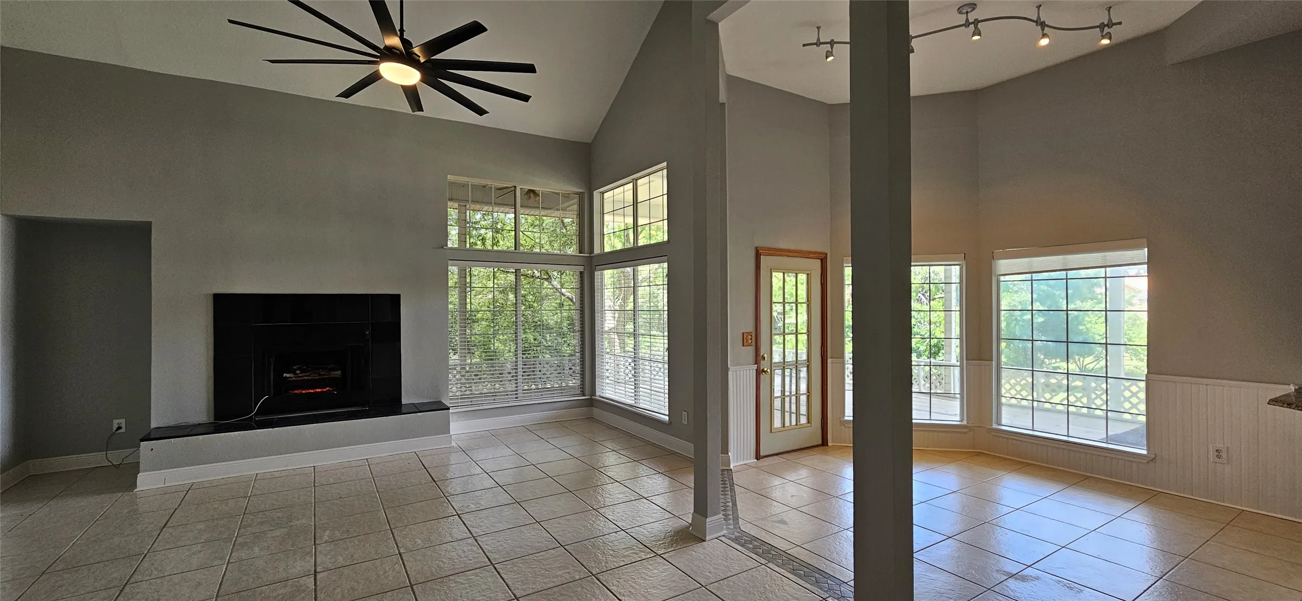 Single Family Residence For Rent in Cooke County , 137 Oakview Road, Gainesville, Texas 76240, 4 Bedroom, 4 Bathroom, 3 Garage spaces, 4,152 Sqft, built in 2001, mls#21325912, Real Estate Agent in Gainesville, Homes For Rent in Cooke county, Homes For Rent in Gainesville, Realtor in Gainesville Texas, Real Estate Brokerage Independent Realty Texas, Luminita Cordes Realtor