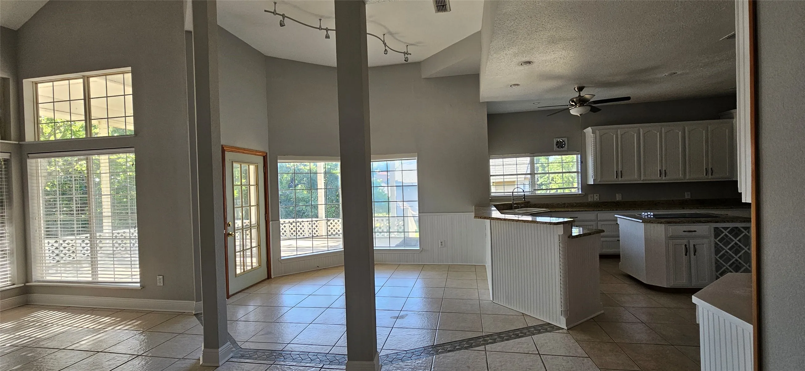 Single Family Residence For Rent in Cooke County , 137 Oakview Road, Gainesville, Texas 76240, 4 Bedroom, 4 Bathroom, 3 Garage spaces, 4,152 Sqft, built in 2001, mls#21325912, Real Estate Agent in Gainesville, Homes For Rent in Cooke county, Homes For Rent in Gainesville, Realtor in Gainesville Texas, Real Estate Brokerage Independent Realty Texas, Luminita Cordes Realtor