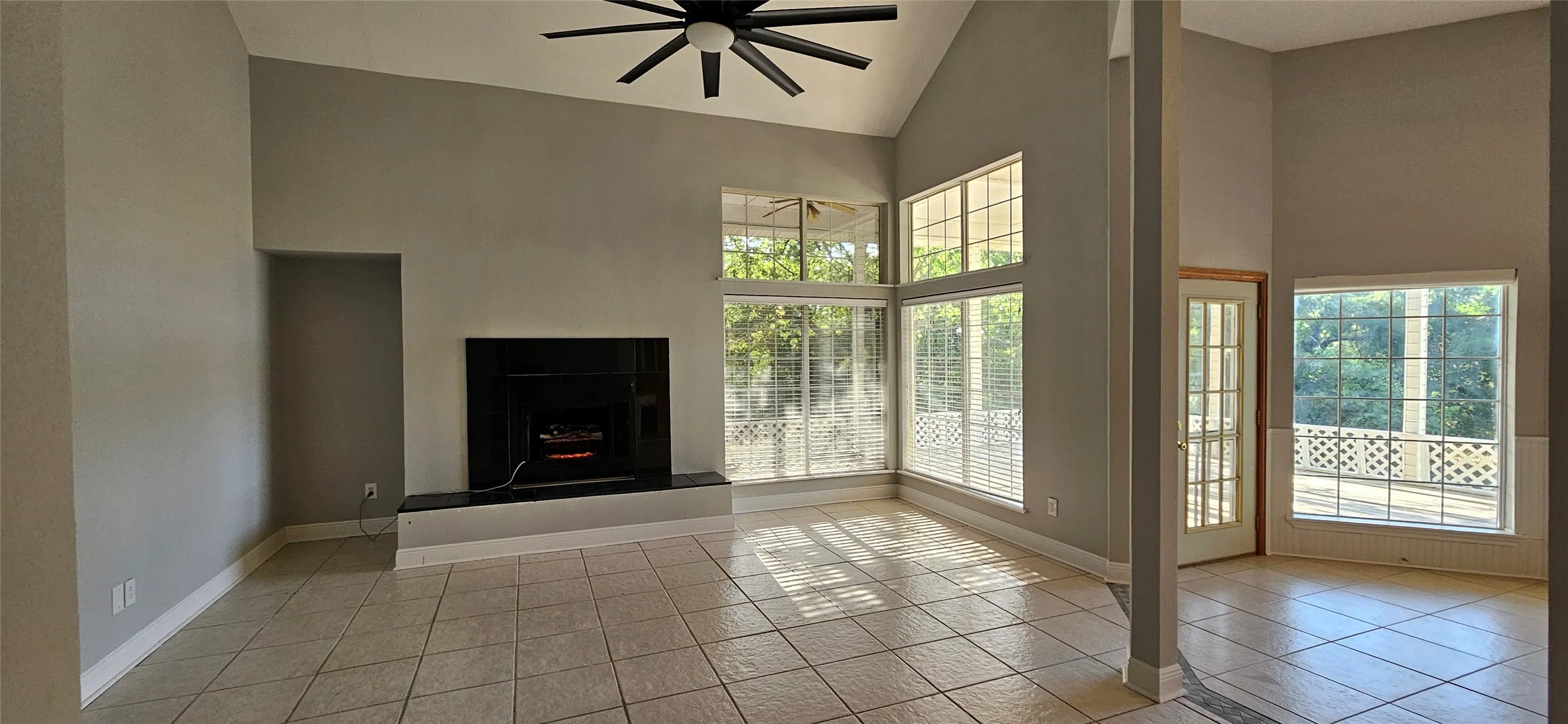 Single Family Residence For Rent in Cooke County , 137 Oakview Road, Gainesville, Texas 76240, 4 Bedroom, 4 Bathroom, 3 Garage spaces, 4,152 Sqft, built in 2001, mls#21325912, Real Estate Agent in Gainesville, Homes For Rent in Cooke county, Homes For Rent in Gainesville, Realtor in Gainesville Texas, Real Estate Brokerage Independent Realty Texas, Luminita Cordes Realtor
