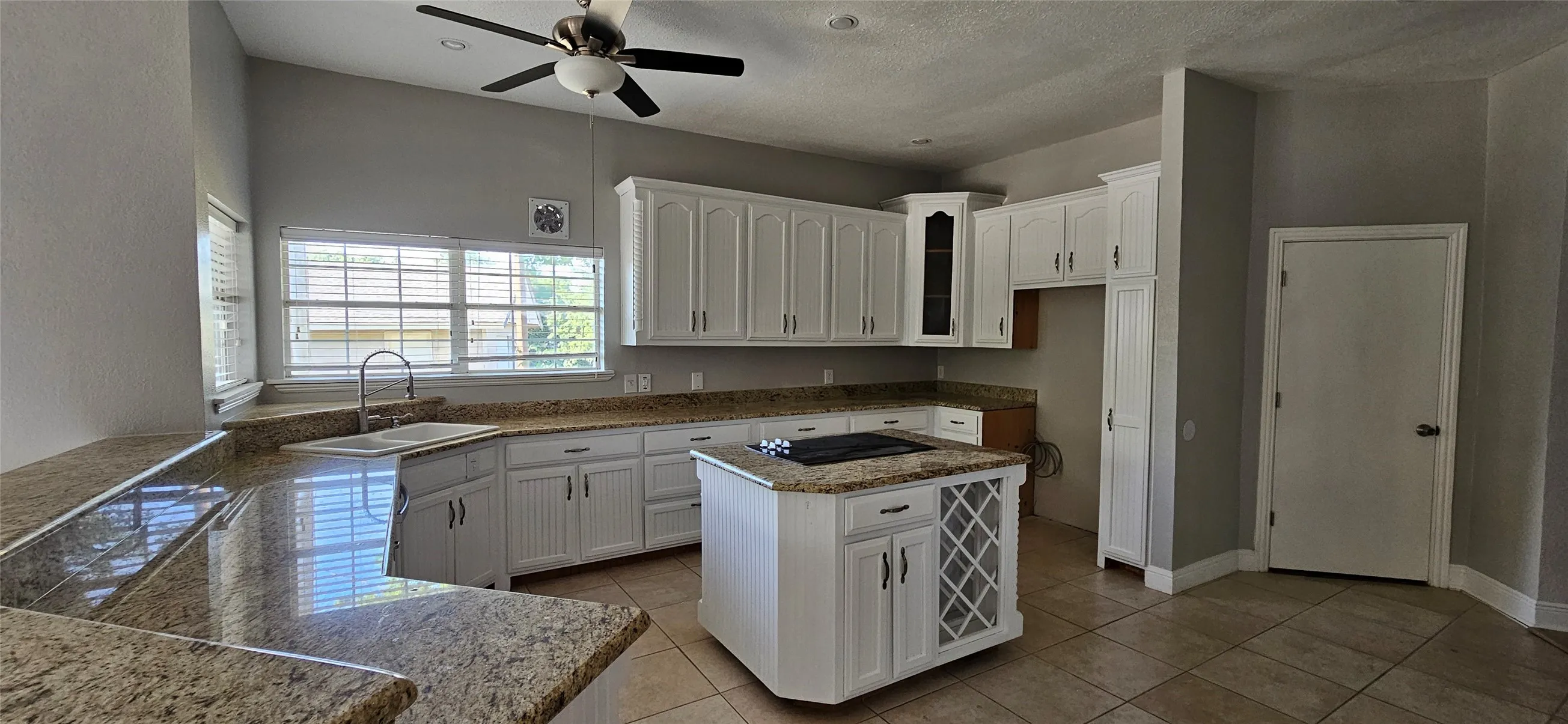 Single Family Residence For Rent in Cooke County , 137 Oakview Road, Gainesville, Texas 76240, 4 Bedroom, 4 Bathroom, 3 Garage spaces, 4,152 Sqft, built in 2001, mls#21325912, Real Estate Agent in Gainesville, Homes For Rent in Cooke county, Homes For Rent in Gainesville, Realtor in Gainesville Texas, Real Estate Brokerage Independent Realty Texas, Luminita Cordes Realtor