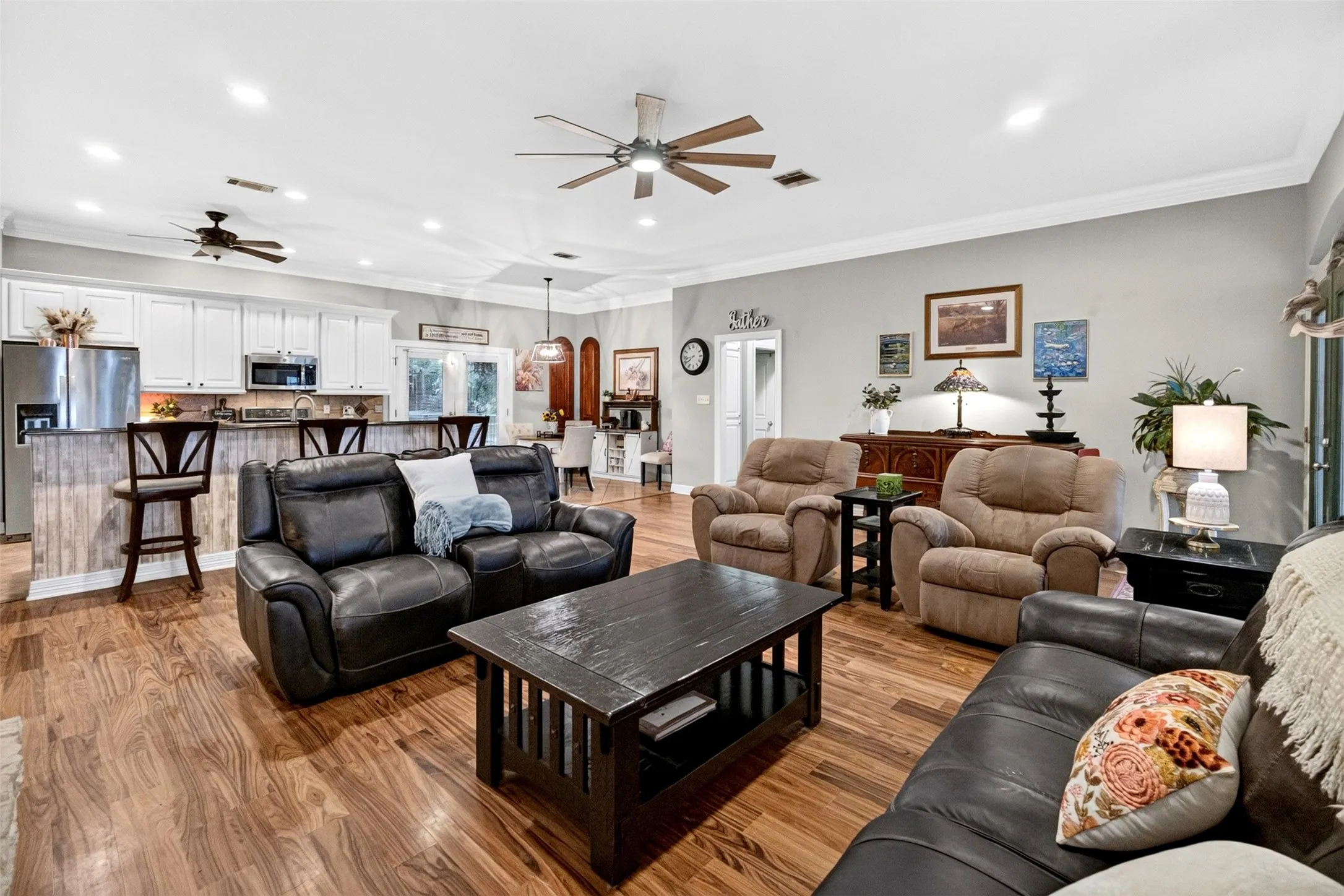 Single Family Residence For Sale in Navarro County , 3229 Francisco Bay Drive, Kerens, Texas 75144, 3 Bedroom, 3 Bathroom, 2 Garage spaces, 2,404 Sqft, built in 2007, Price $530,000, mls#21322961, Real Estate Agent in Kerens, Homes For Sale in Navarro county, Homes For Sale in Kerens, Realtor in Kerens Texas, Real Estate Brokerage Independent Realty Texas, Luminita Cordes Realtor