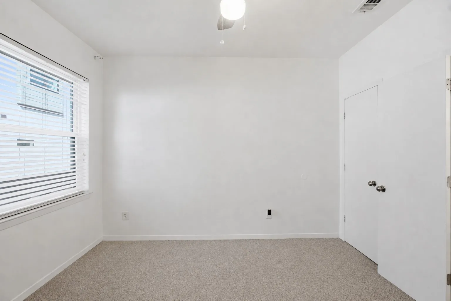 Townhouse For Rent in Dallas County , 2727 Reagan Street D, Dallas, Texas 75219, 2 Bedroom, 2 Bathroom, 1 Garage spaces, 983 Sqft, built in 1982, mls#21325915, Real Estate Agent in Dallas, Homes For Rent in Dallas county, Homes For Rent in Dallas, Realtor in Dallas Texas, Real Estate Brokerage Independent Realty Texas, Luminita Cordes Realtor