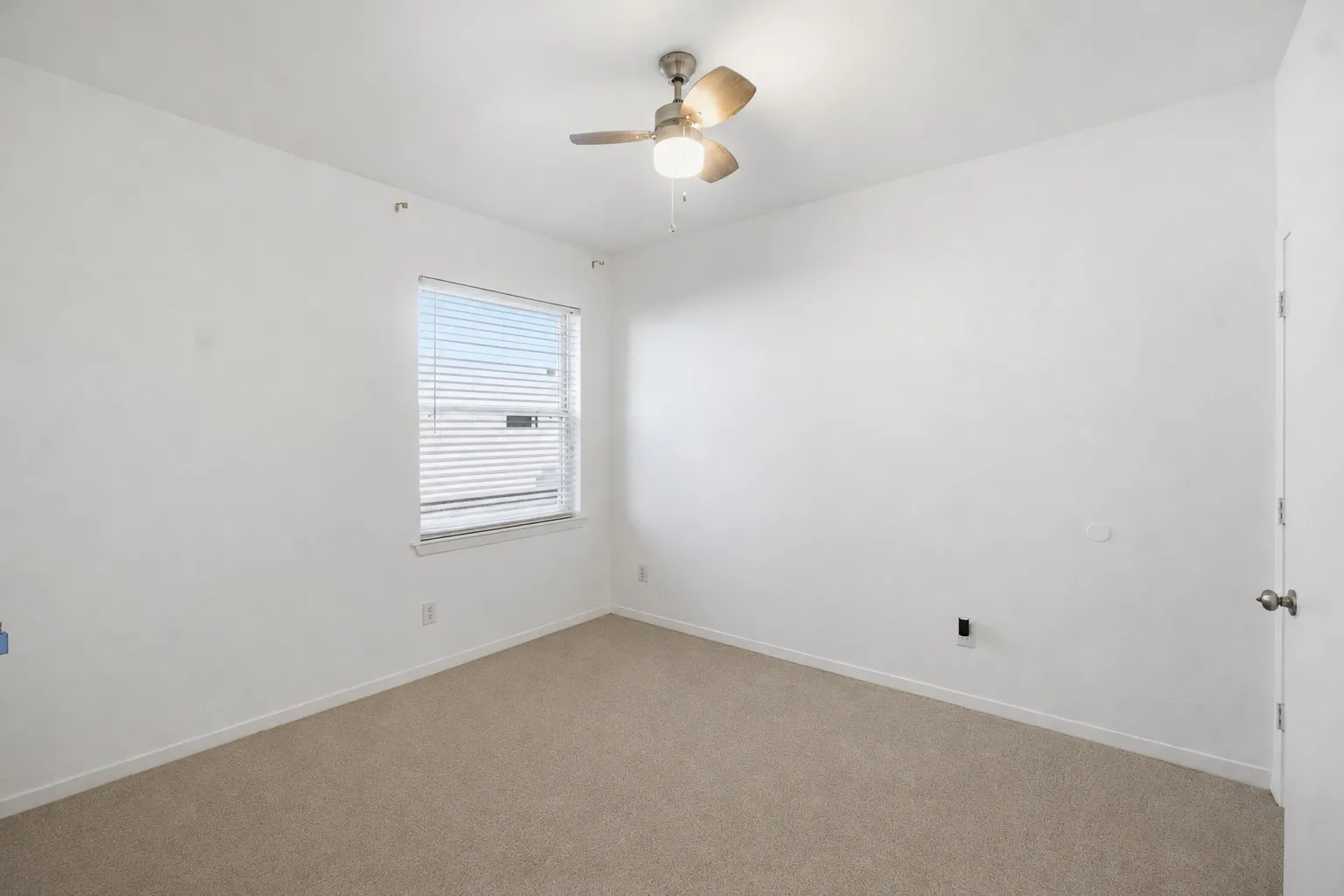 Townhouse For Rent in Dallas County , 2727 Reagan Street D, Dallas, Texas 75219, 2 Bedroom, 2 Bathroom, 1 Garage spaces, 983 Sqft, built in 1982, mls#21325915, Real Estate Agent in Dallas, Homes For Rent in Dallas county, Homes For Rent in Dallas, Realtor in Dallas Texas, Real Estate Brokerage Independent Realty Texas, Luminita Cordes Realtor