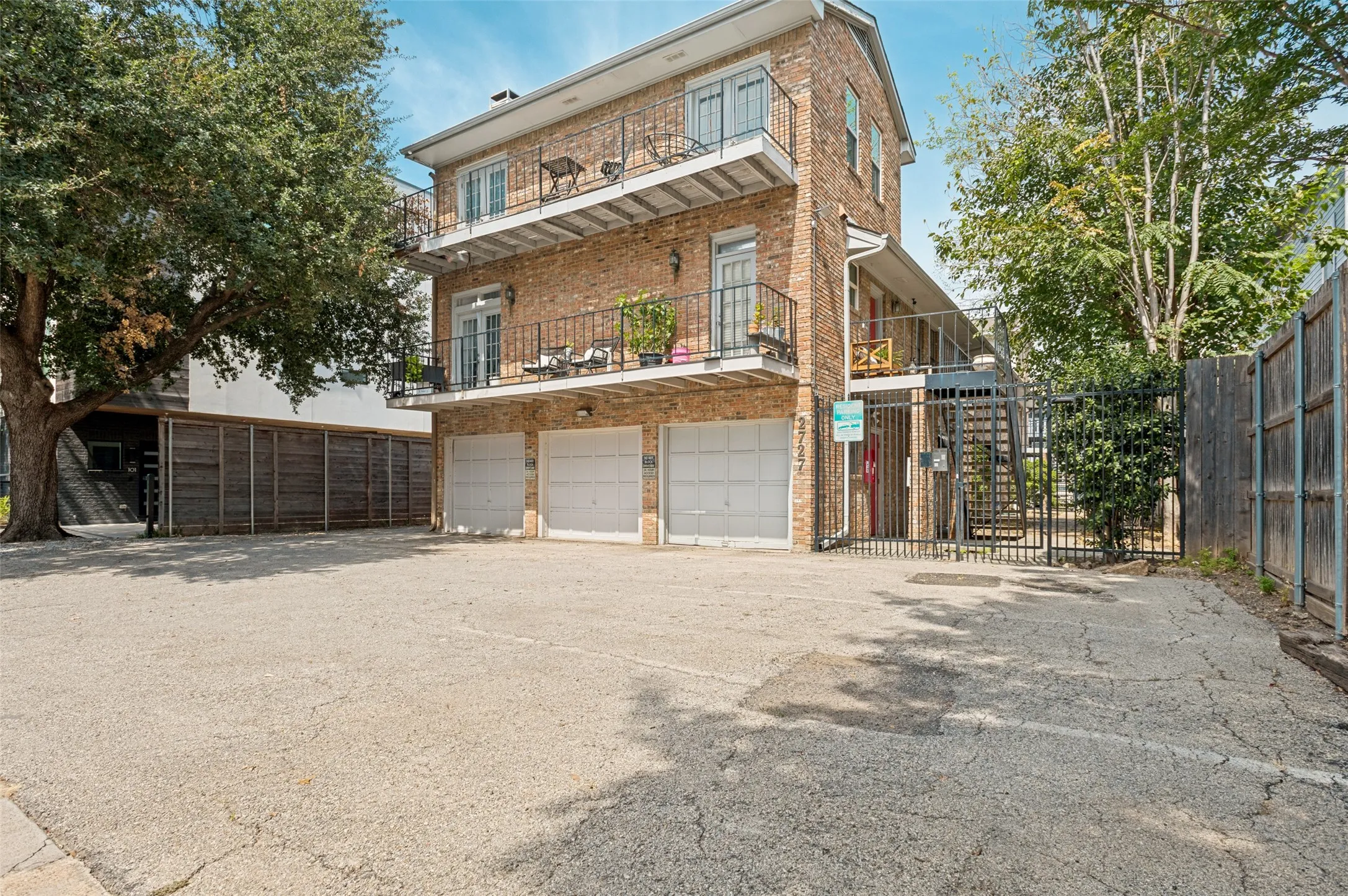 Townhouse For Rent in Dallas County , 2727 Reagan Street D, Dallas, Texas 75219, 2 Bedroom, 2 Bathroom, 1 Garage spaces, 983 Sqft, built in 1982, mls#21325915, Real Estate Agent in Dallas, Homes For Rent in Dallas county, Homes For Rent in Dallas, Realtor in Dallas Texas, Real Estate Brokerage Independent Realty Texas, Luminita Cordes Realtor