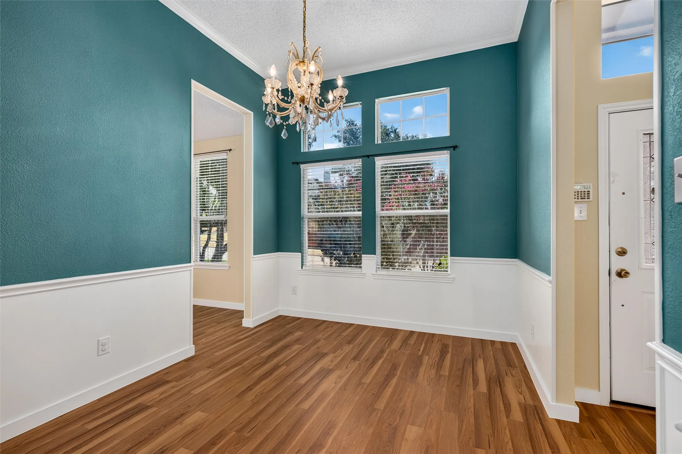 NEW Laminate flooring, 4inch baseboards, fresh painted walls!