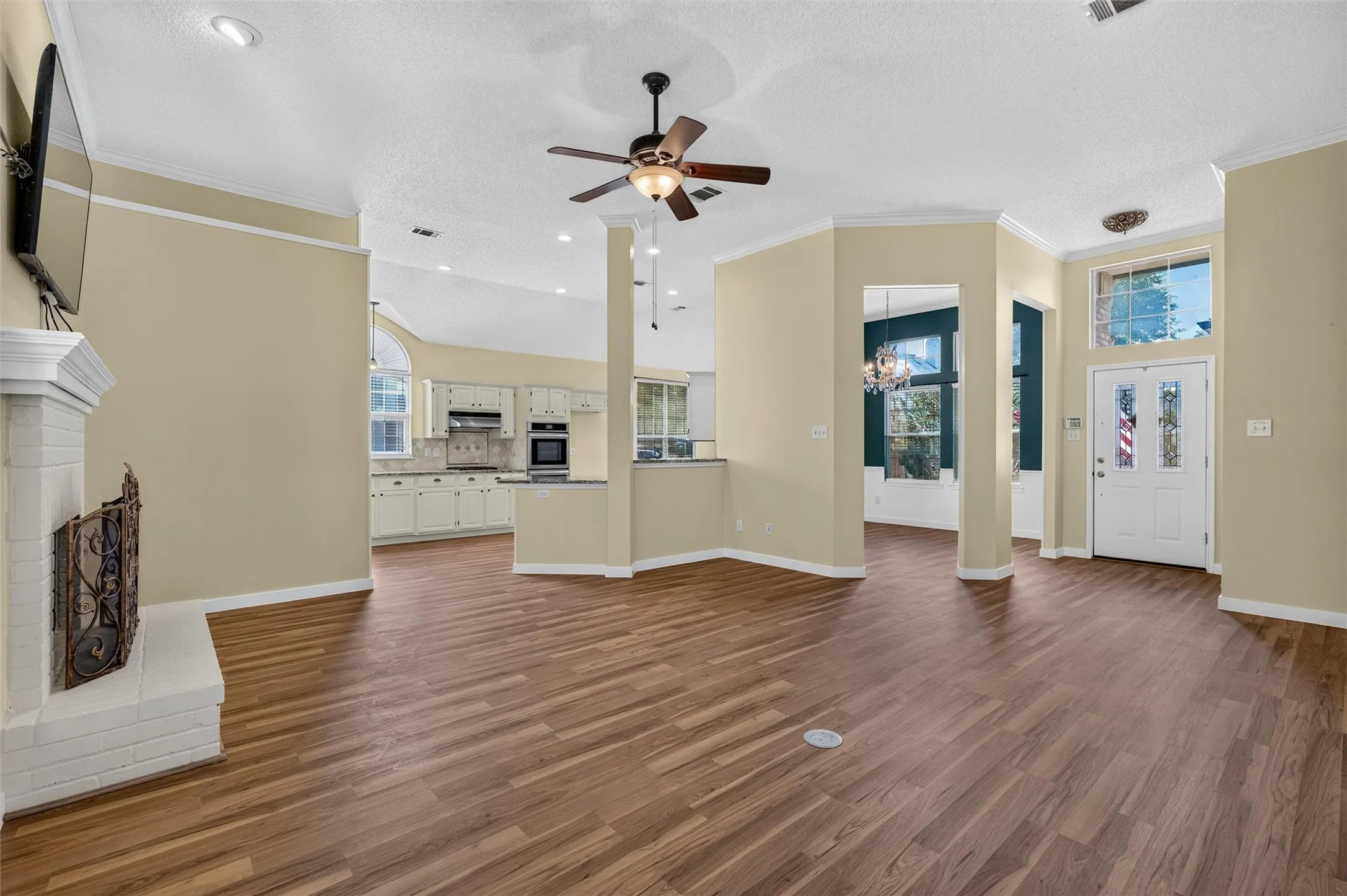 NEW Laminate flooring, 4inch baseboards, fresh painted walls!