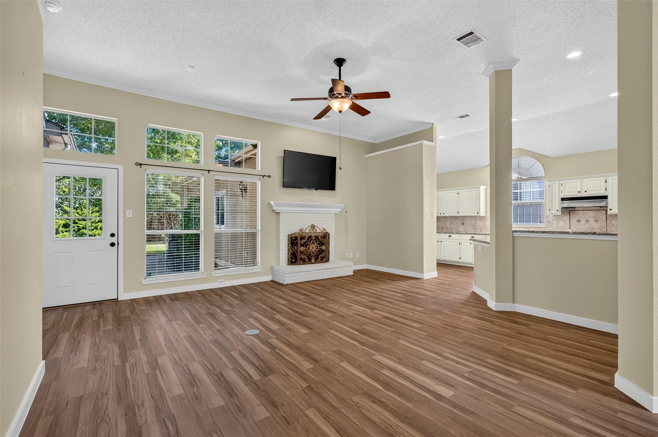 NEW Laminate flooring, 4inch baseboards, fresh painted walls!