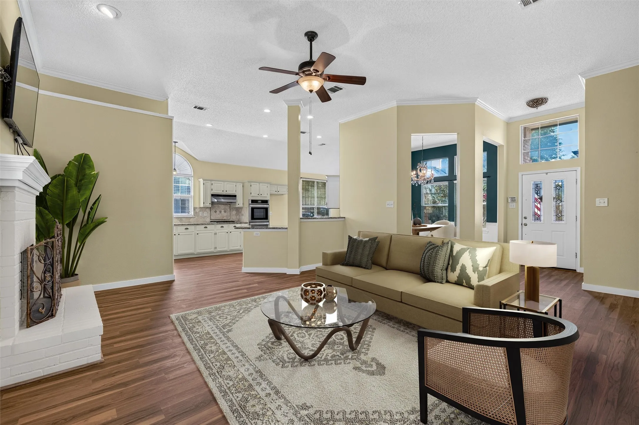 Virtually staged
NEW Laminate flooring, 4inch baseboards,  fresh paint throughout!