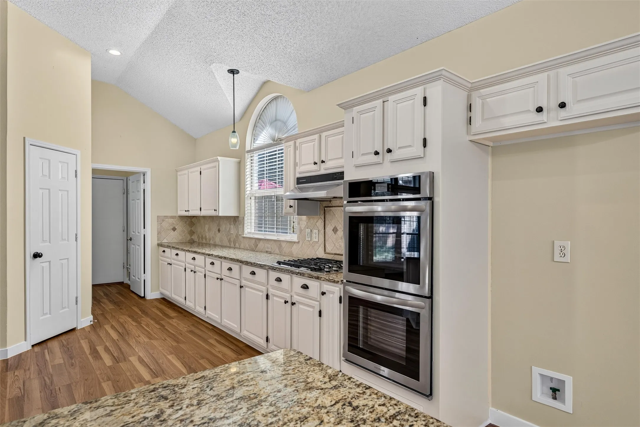 NEW Laminate flooring, fresh painted cabinets and walls!