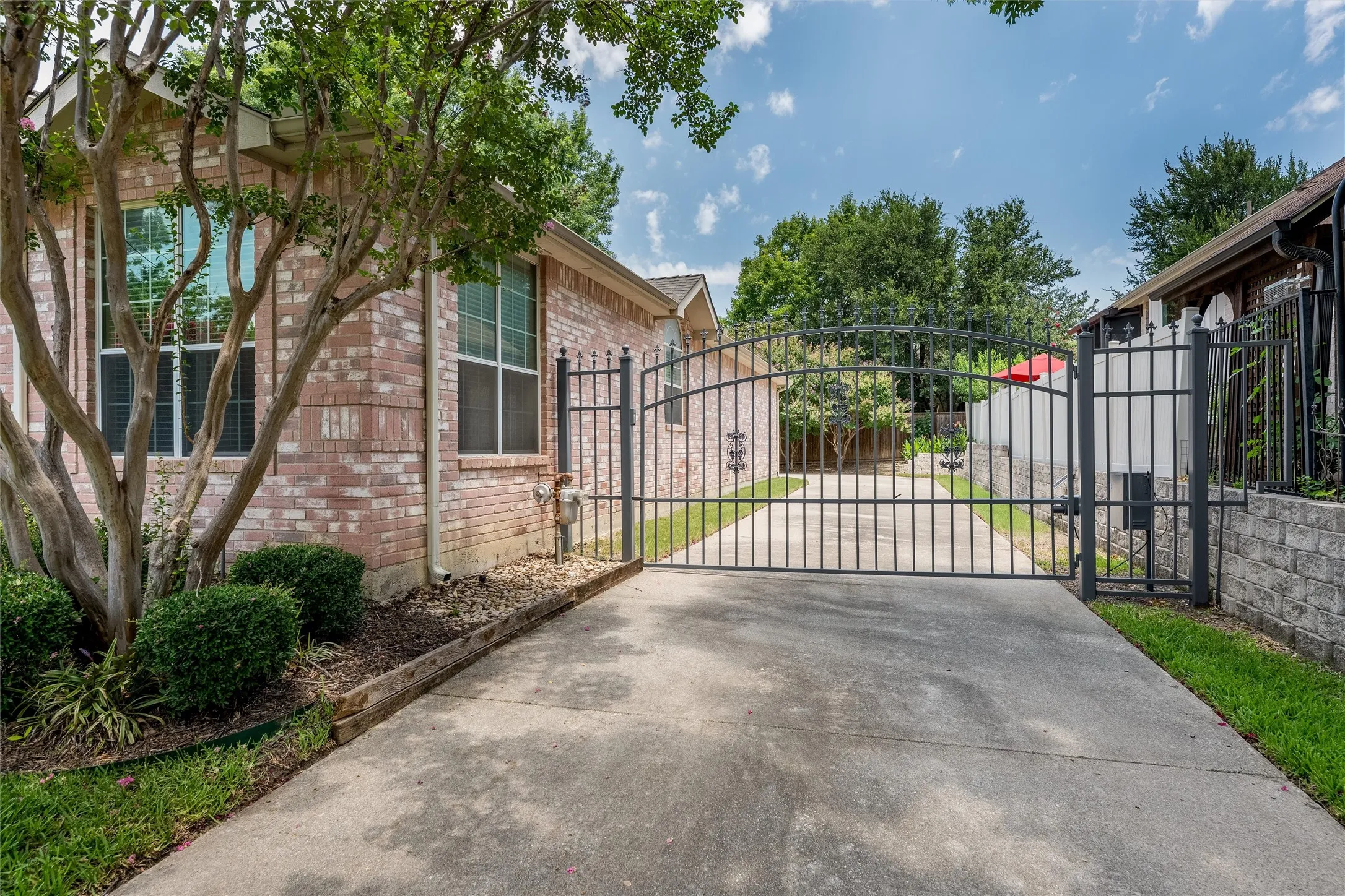 GATED DRIVEWAY! Motorized