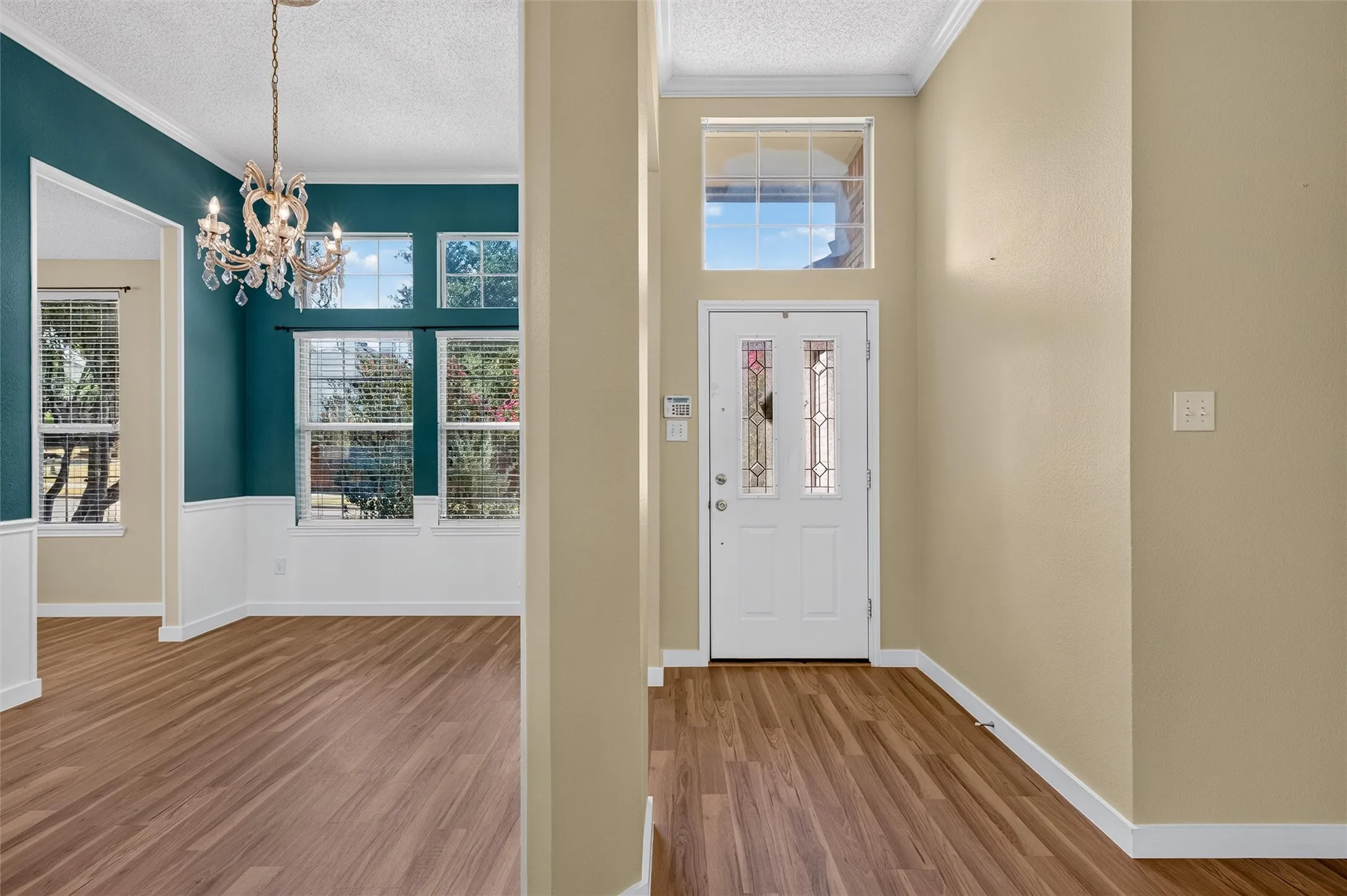 NEW Laminate flooring, 4inch baseboards, fresh painted walls!