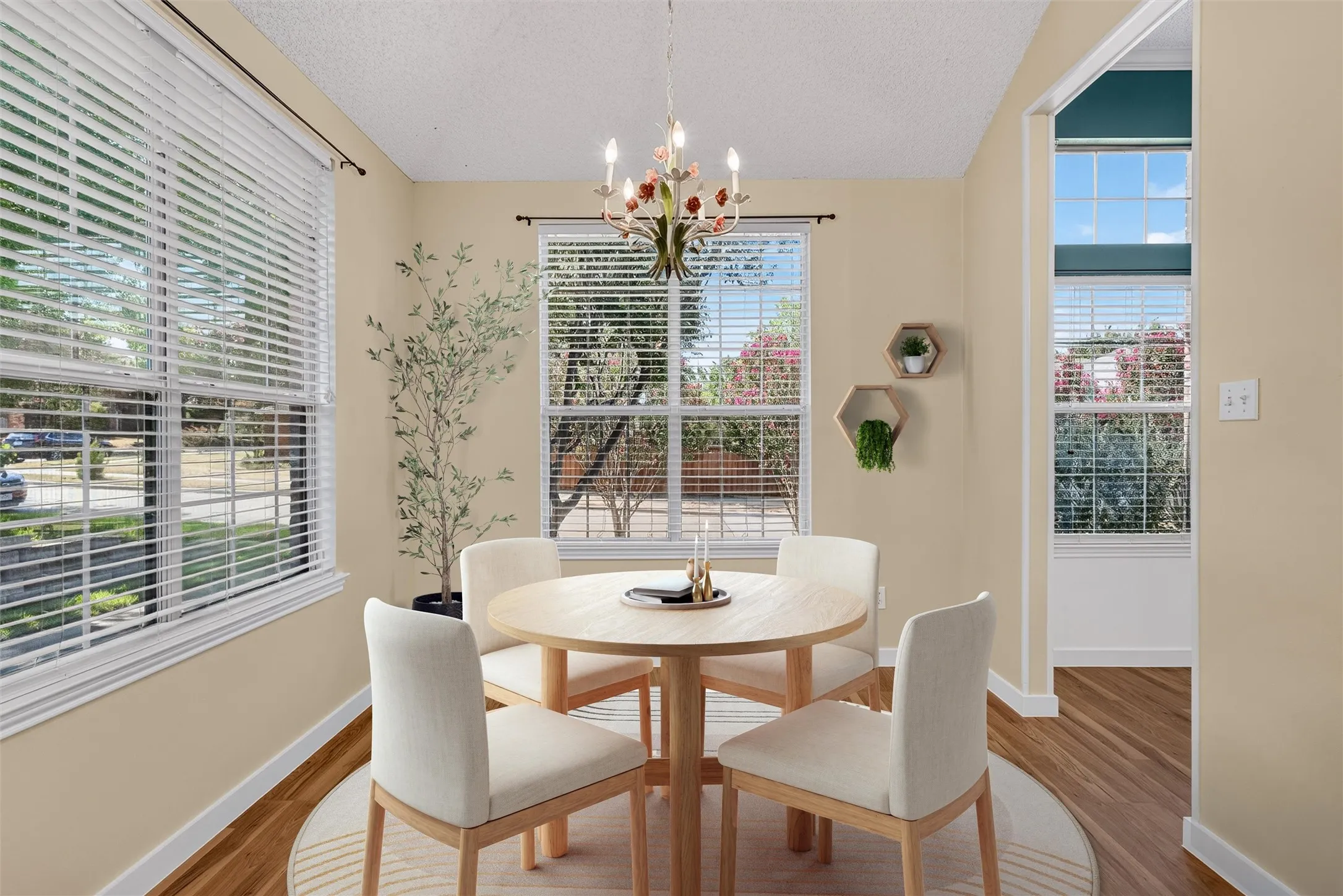 Virtually staged
NEW Laminate flooring, 4inch baseboards, fresh painted walls!