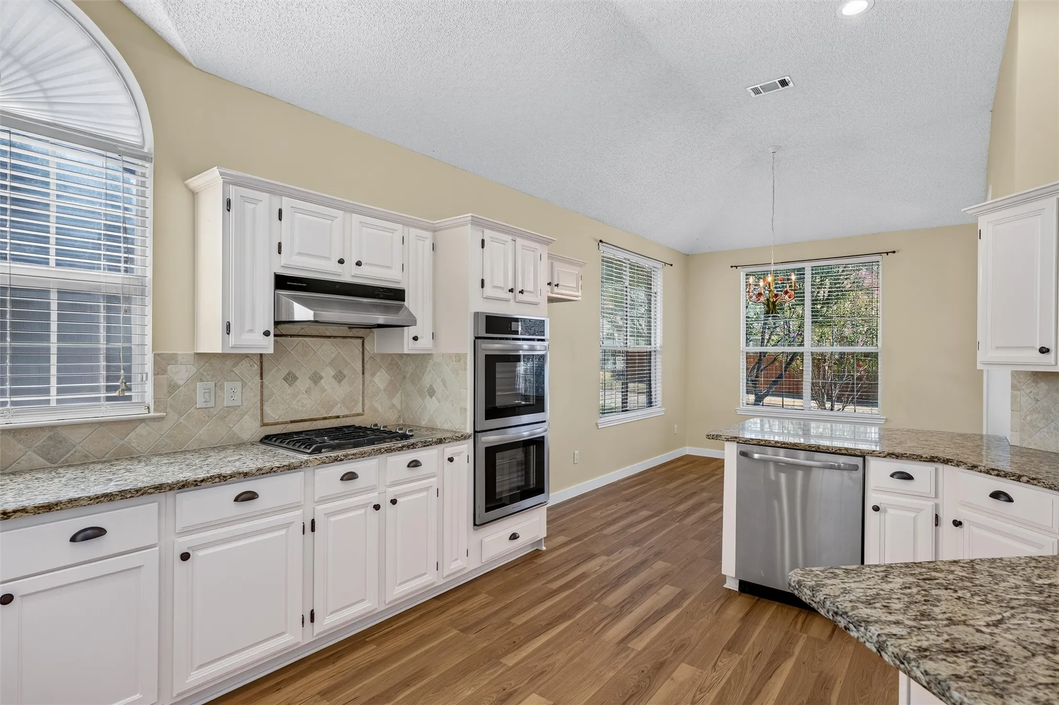 NEW Laminate flooring, fresh painted cabinets and walls!