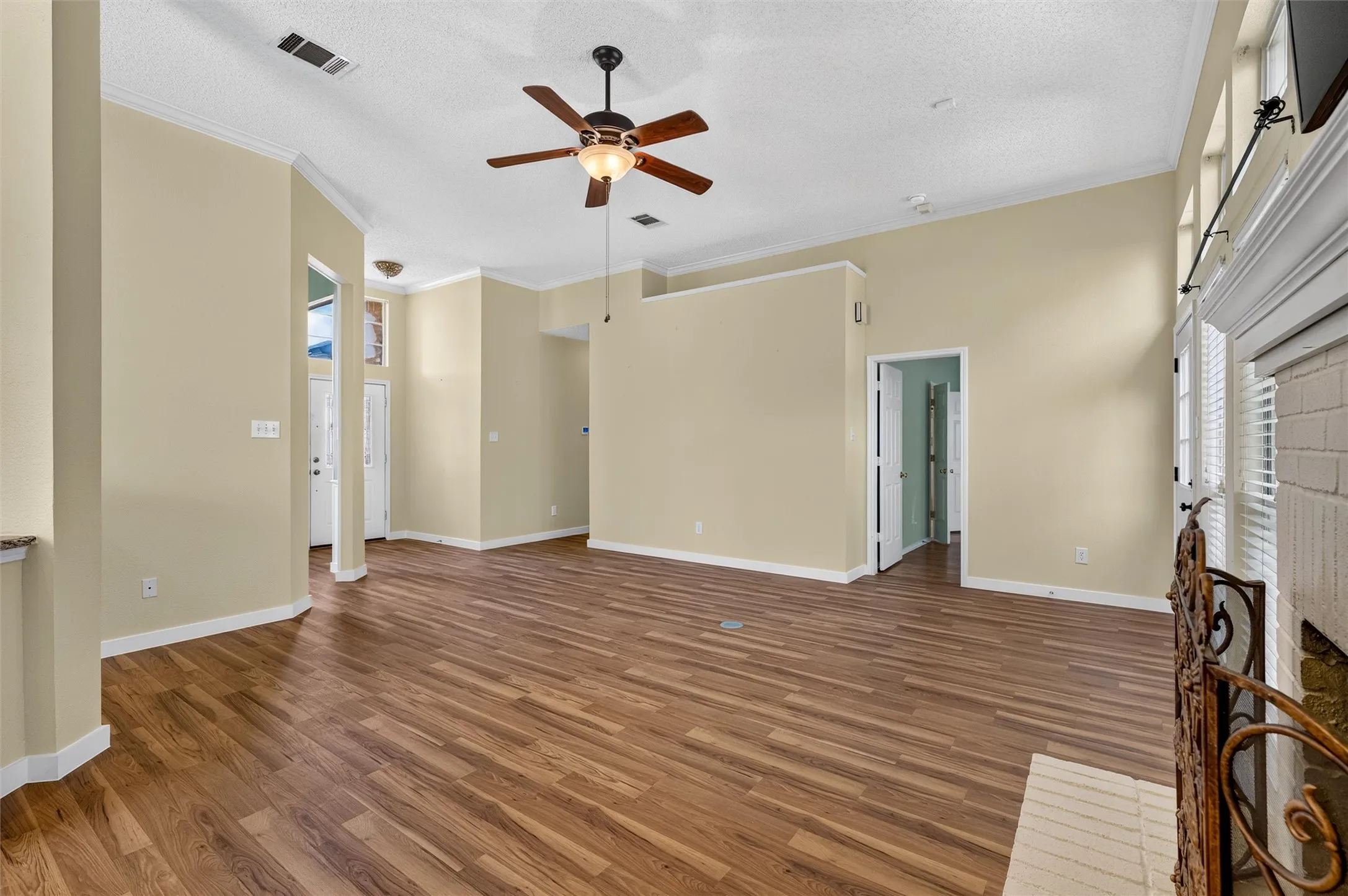 NEW Laminate flooring, 4inch baseboards, fresh painted walls!