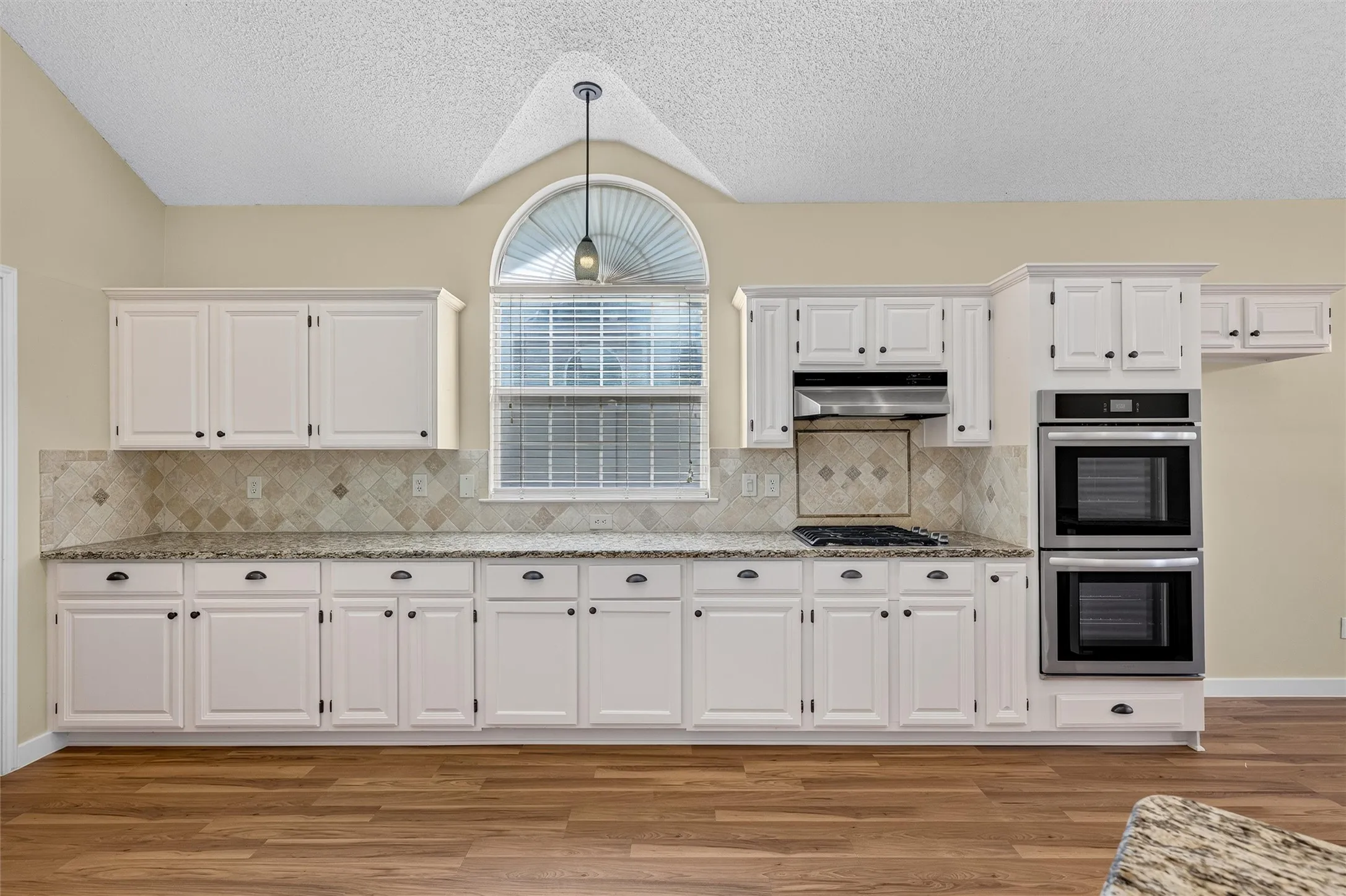 NEW Laminate flooring, fresh painted cabinets and walls!