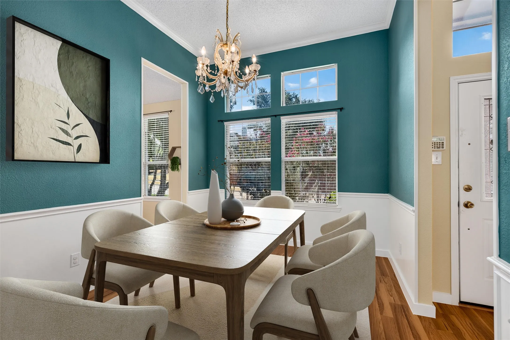 Virtually staged
NEW Laminate flooring, 4inch baseboards, fresh painted walls!