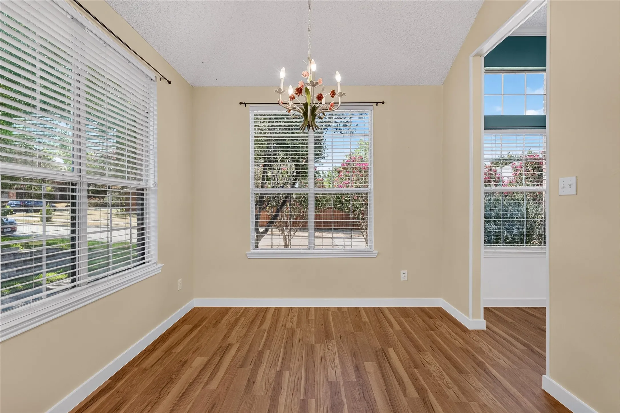 NEW Laminate flooring, 4inch baseboards, fresh painted walls!