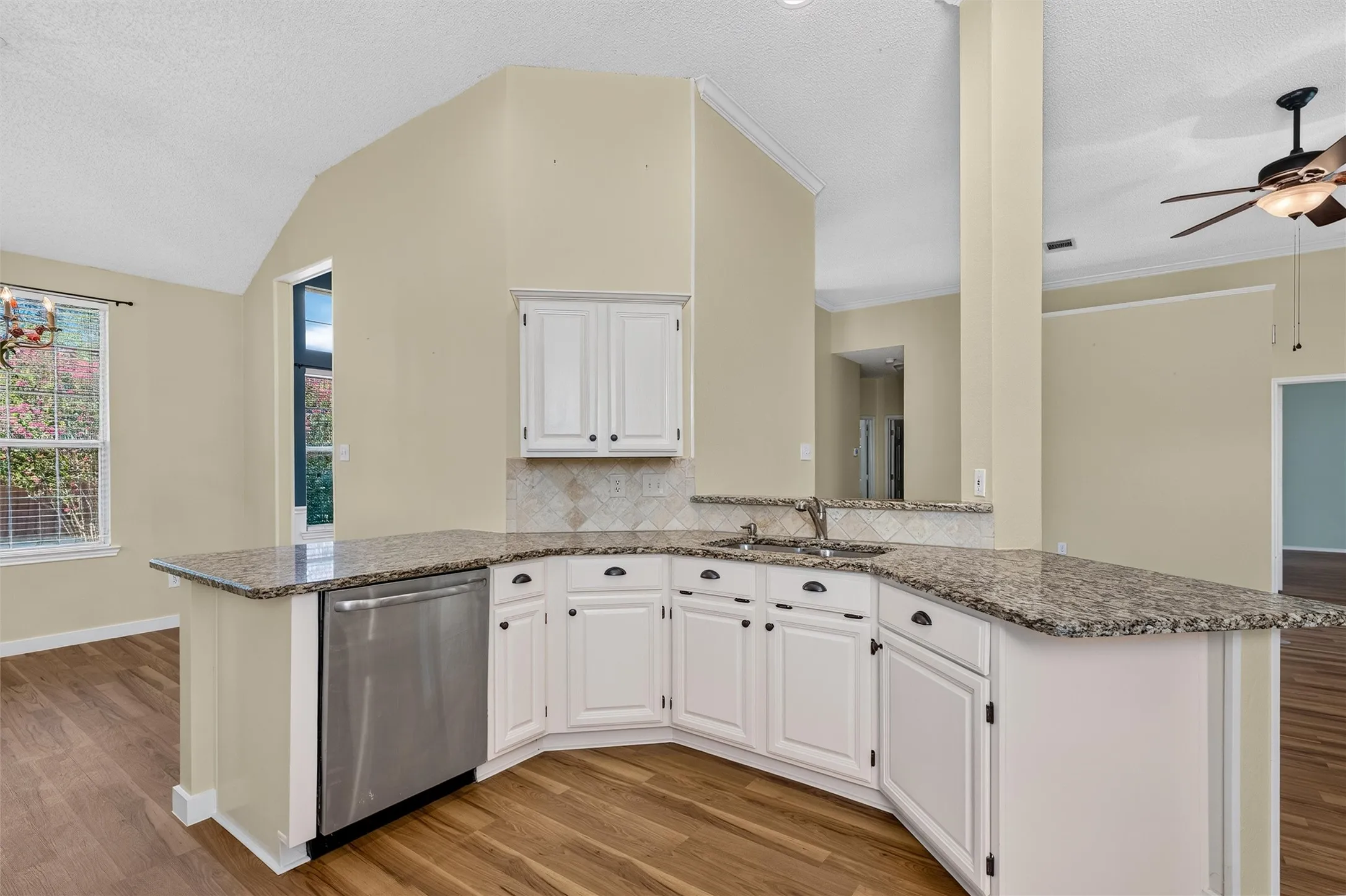NEW Laminate flooring, fresh painted cabinets and walls!